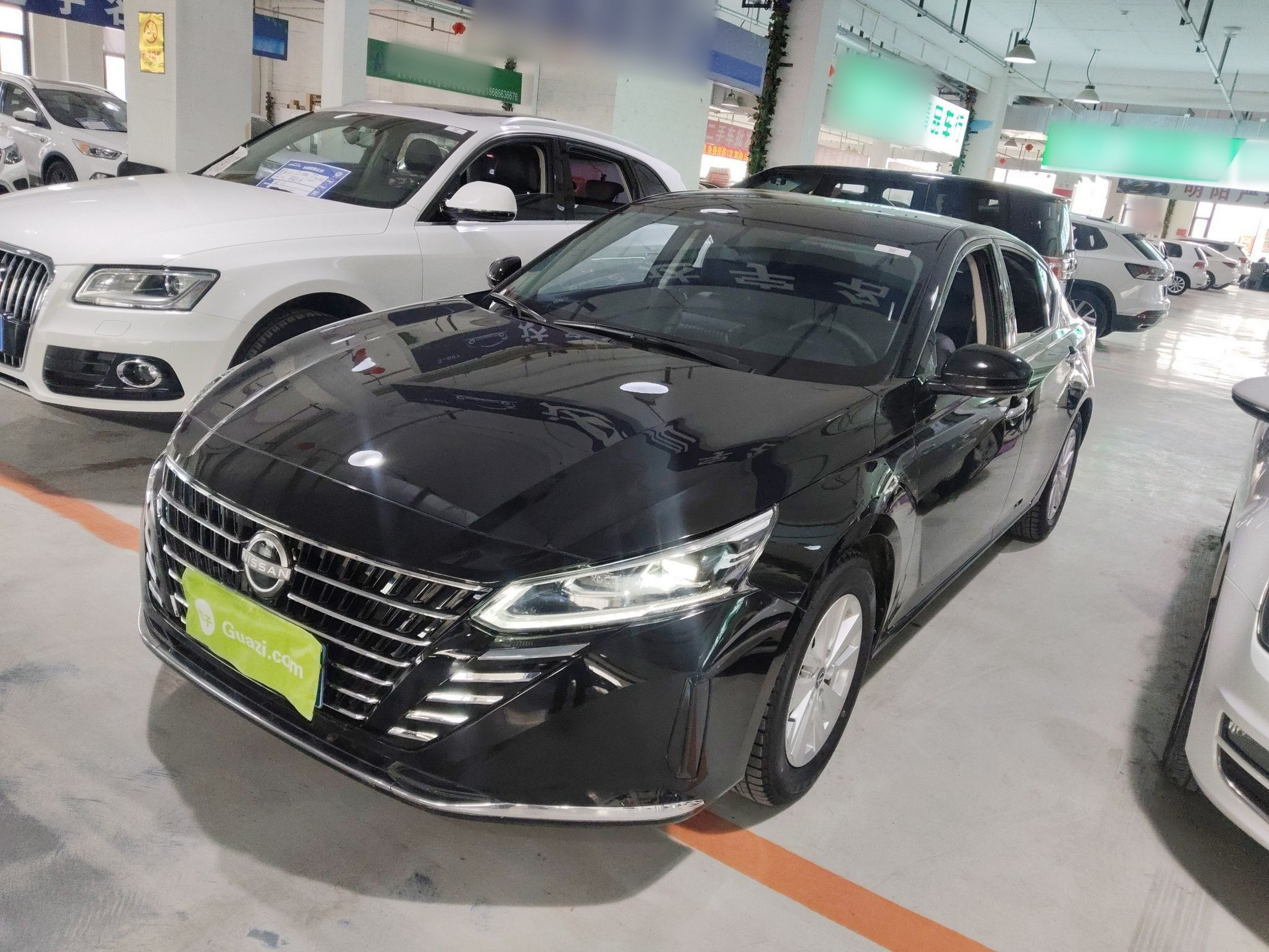 تحت مقدمة السيارة