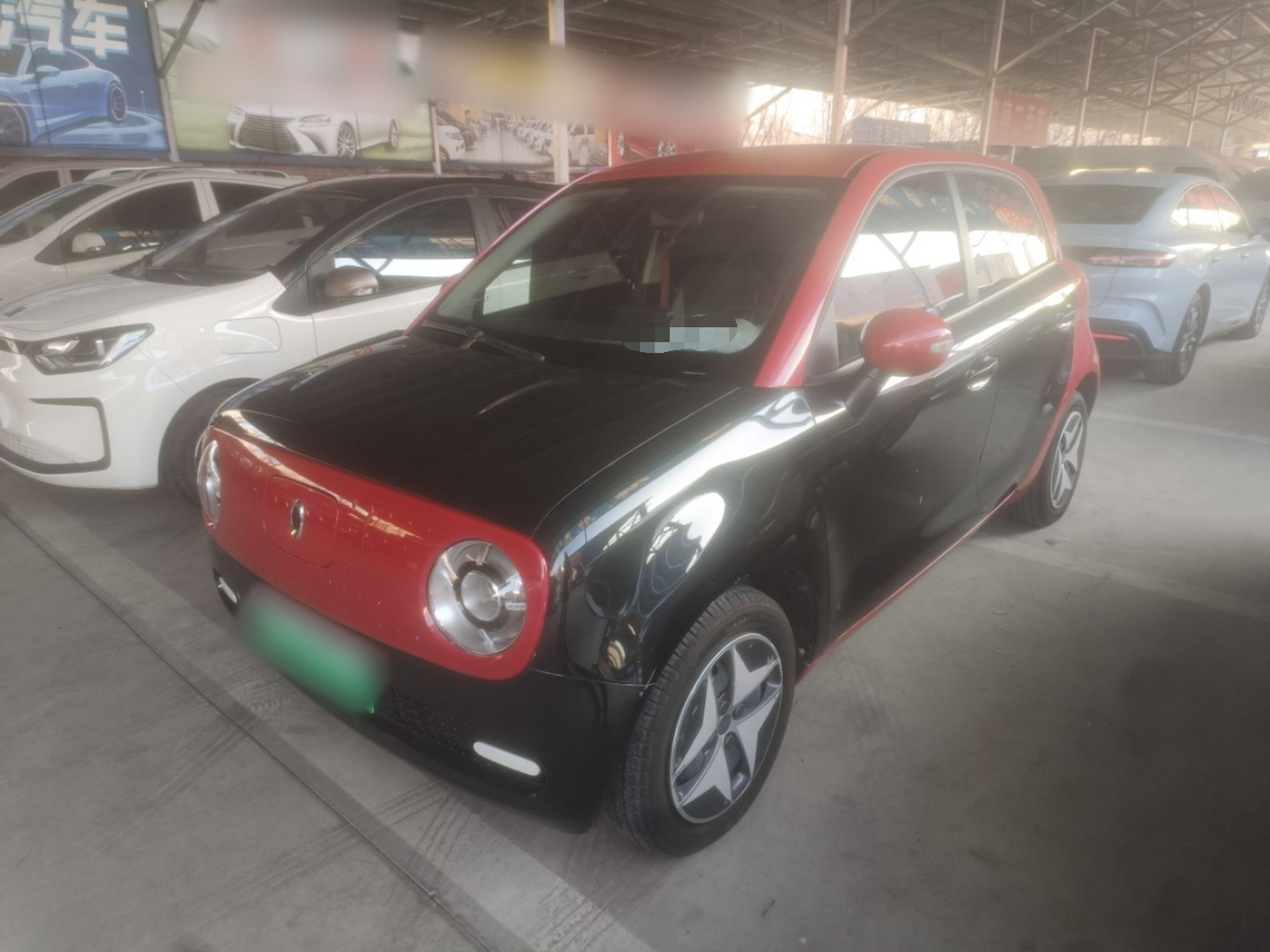 تحت مقدمة السيارة