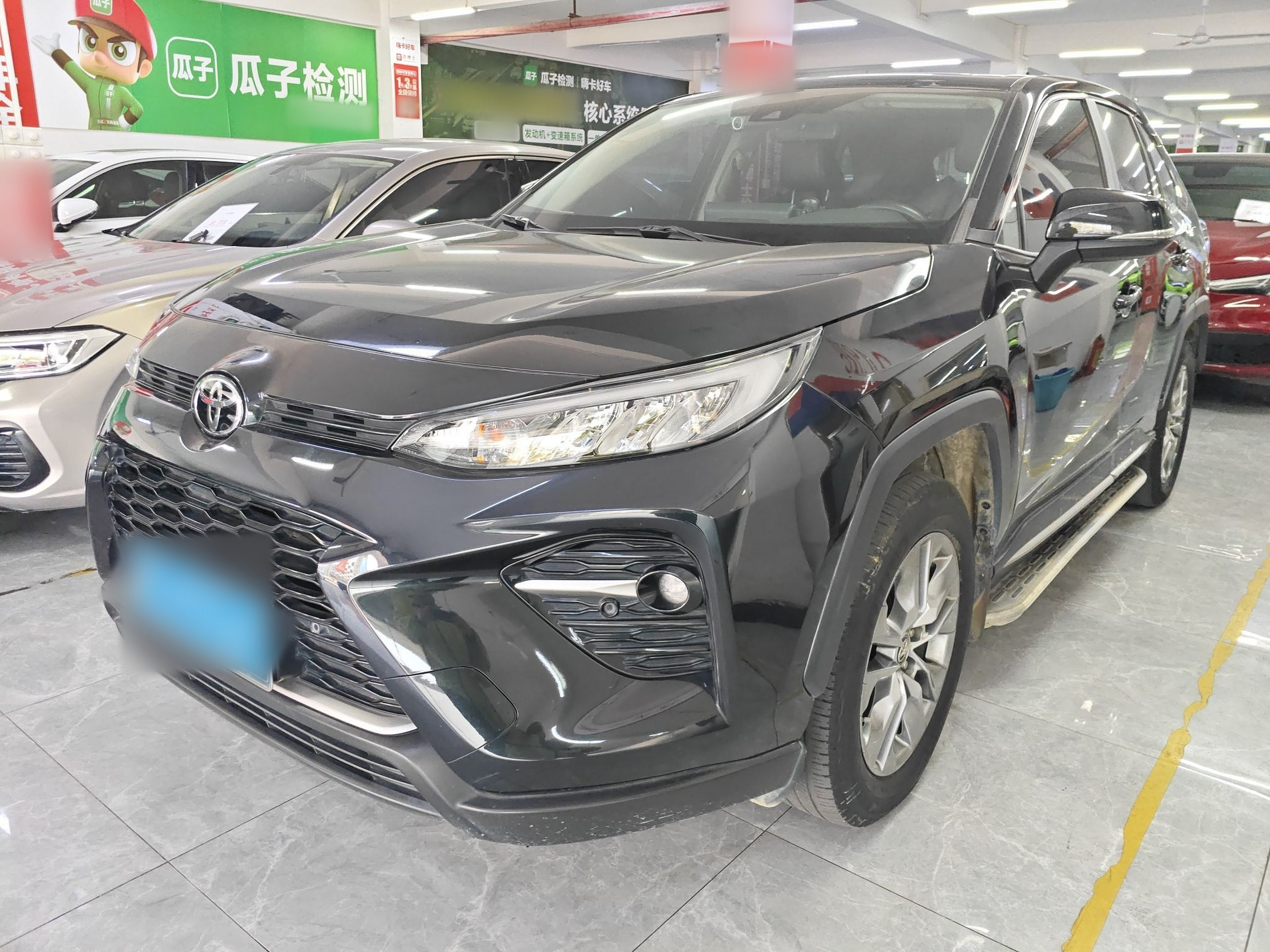 تحت مقدمة السيارة