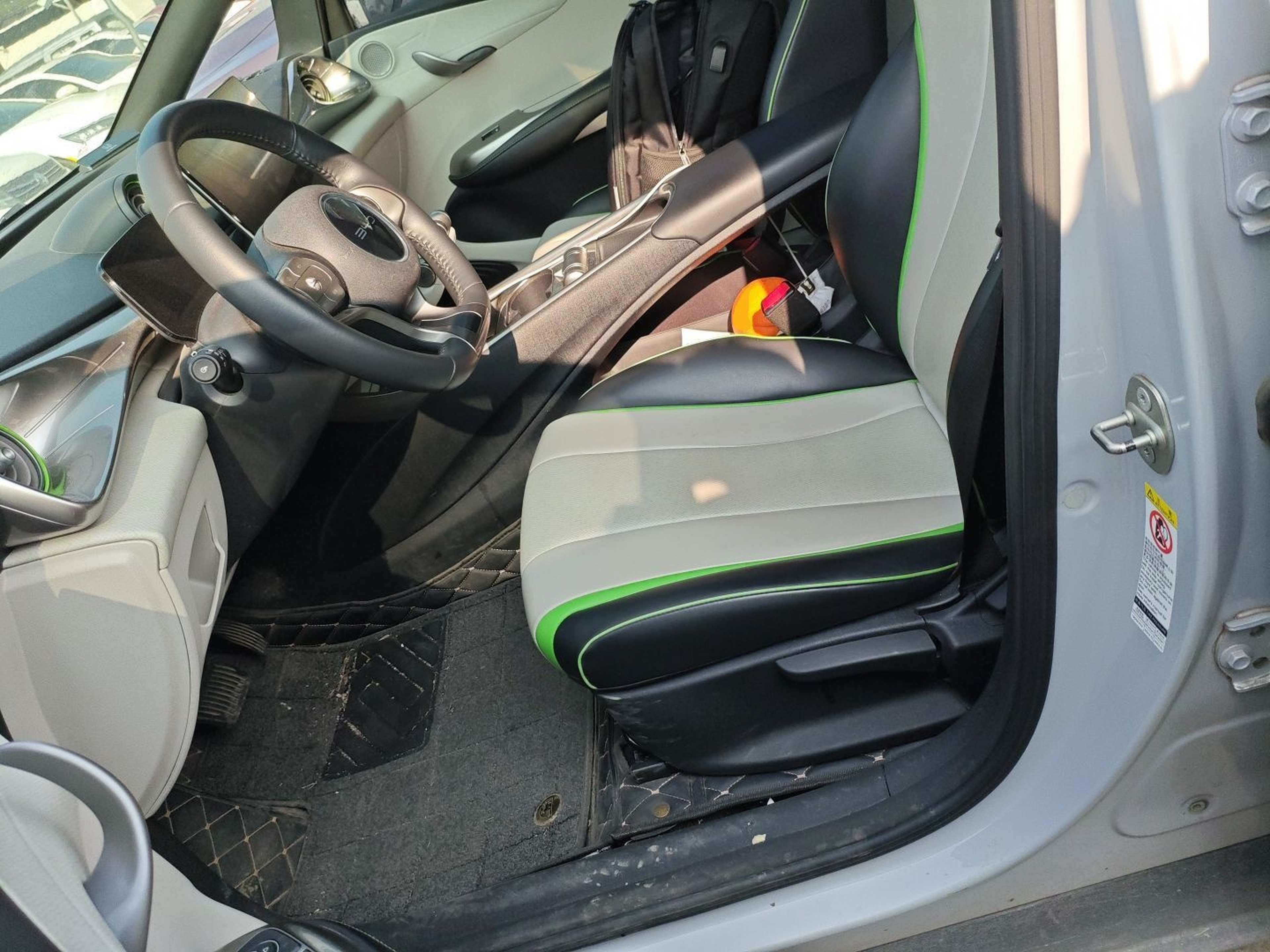 المقاعد الأمامية داخل السيارة