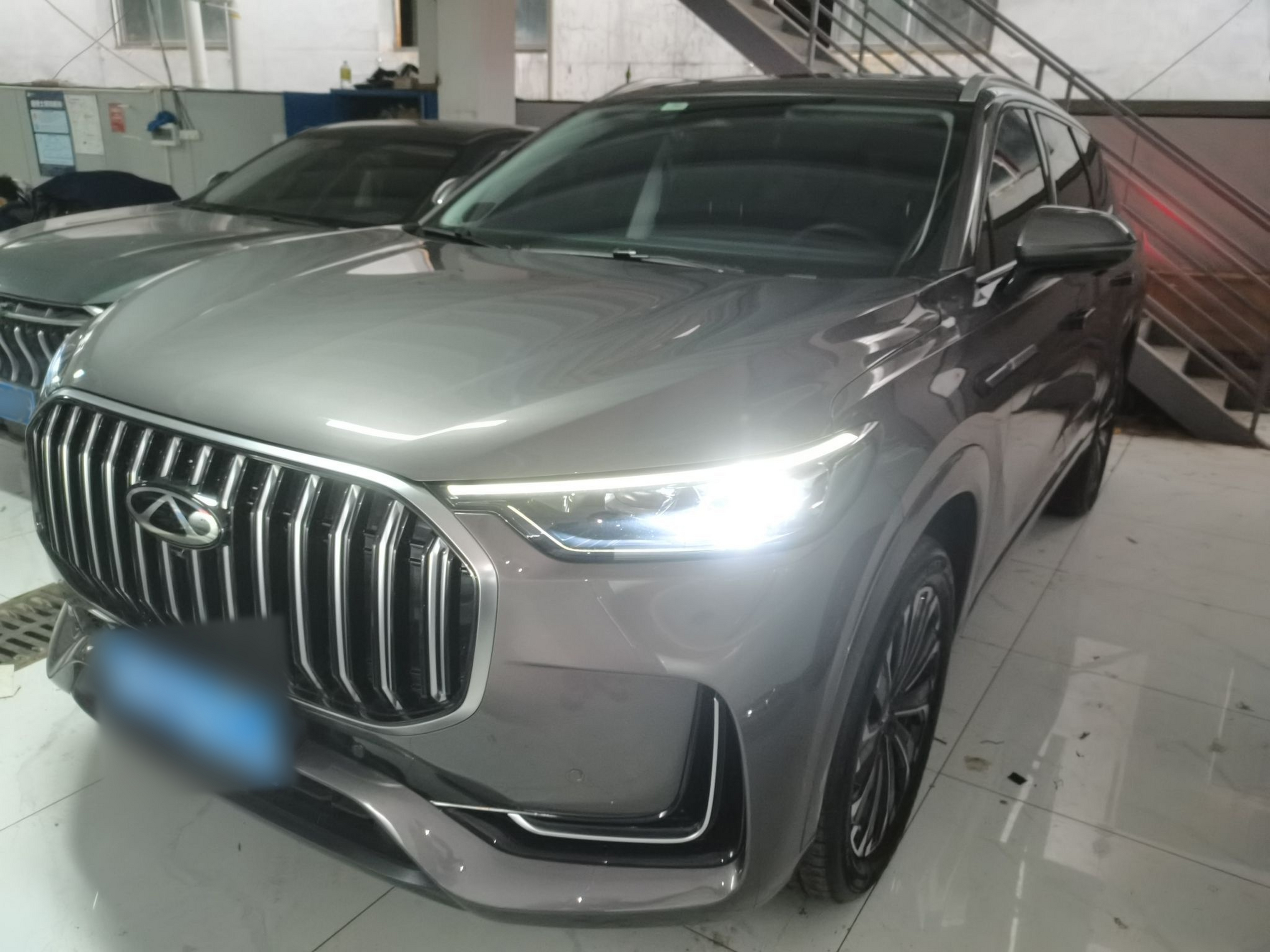 تحت مقدمة السيارة