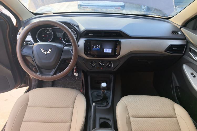 Used Wuling Hongguang 2019 1.5L S Comfort Edition China VI LAR
