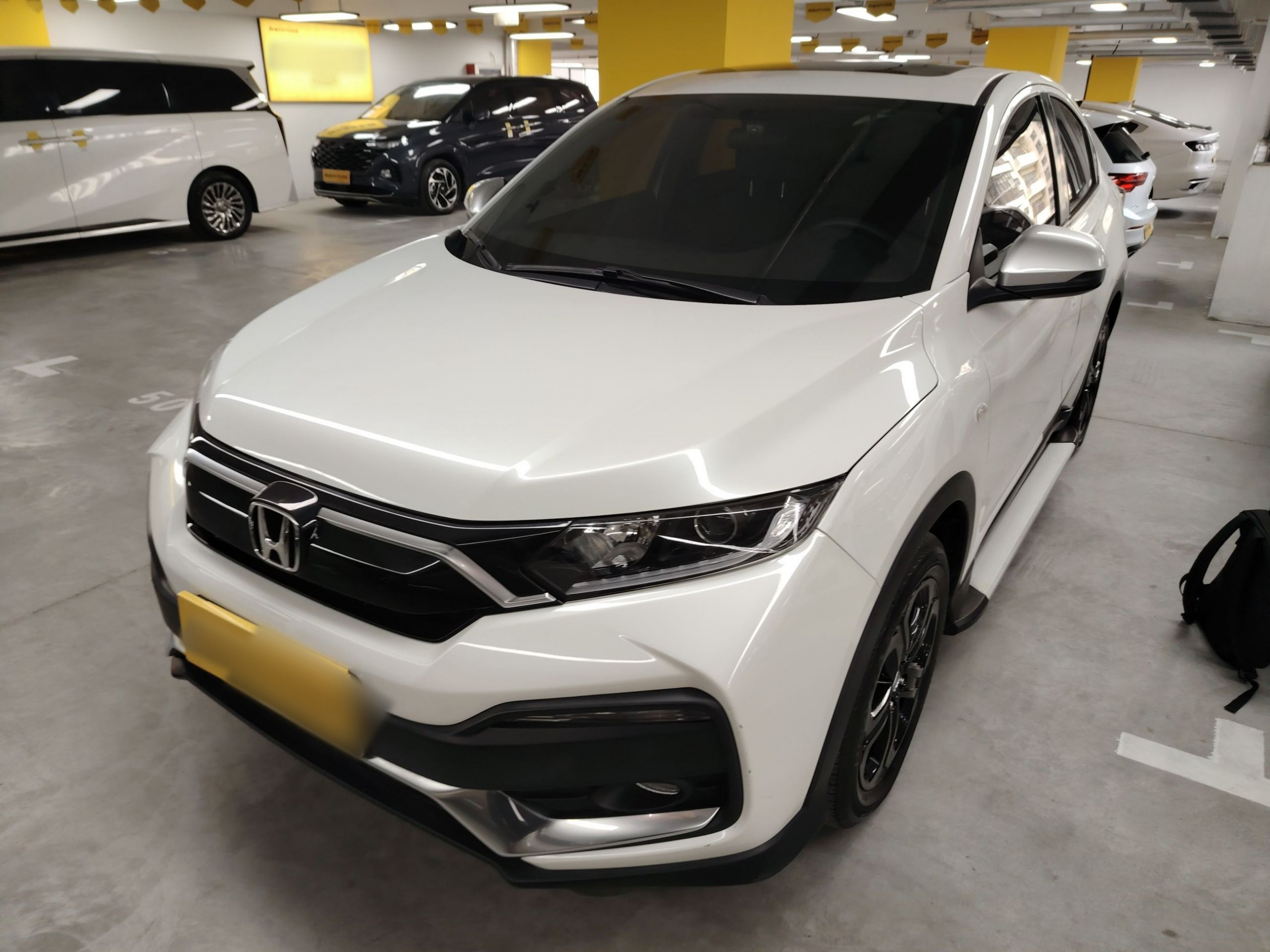 تحت مقدمة السيارة