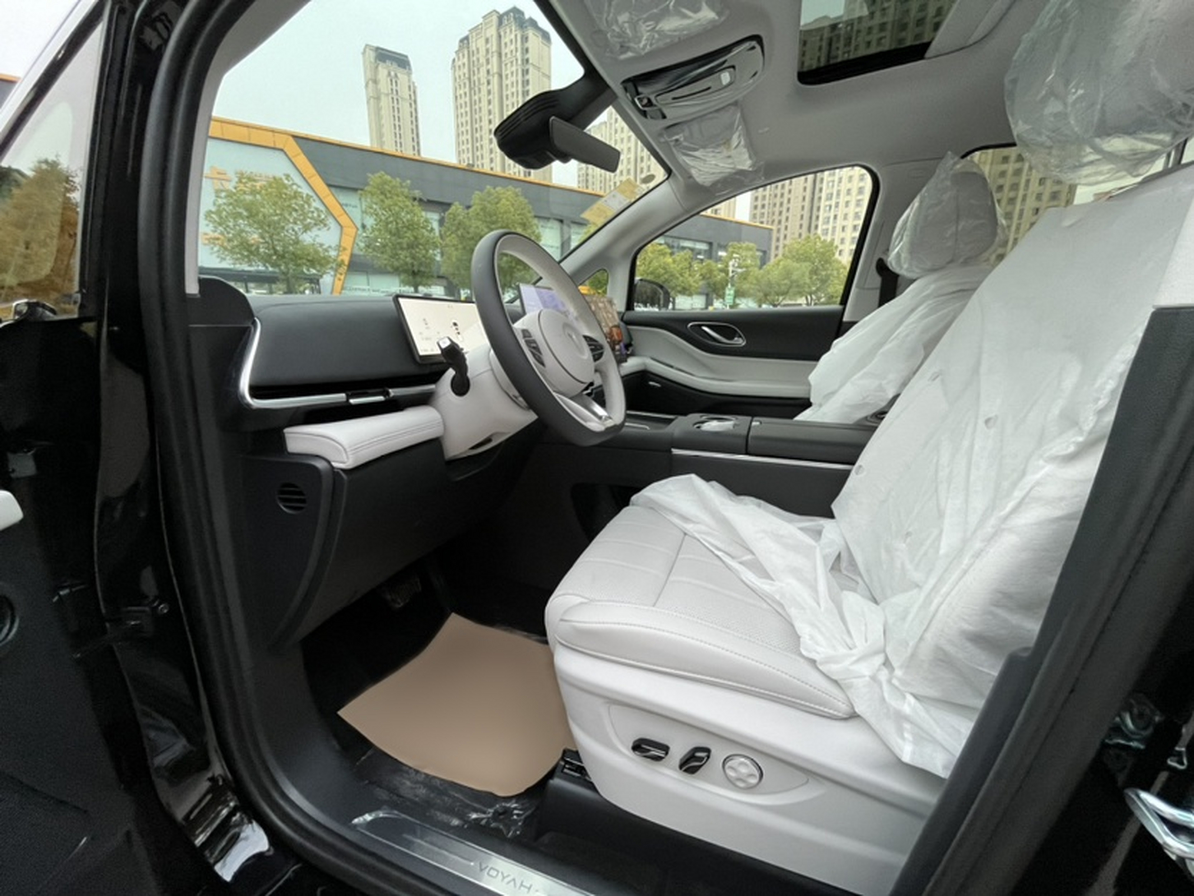 المقاعد الأمامية داخل السيارة