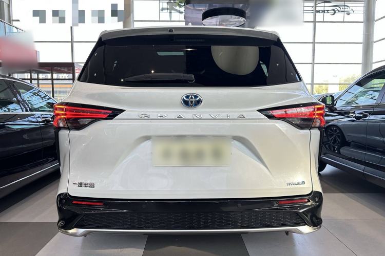 Used Toyota Granvia 2022 2.5L Hybrid Flagship Edition
