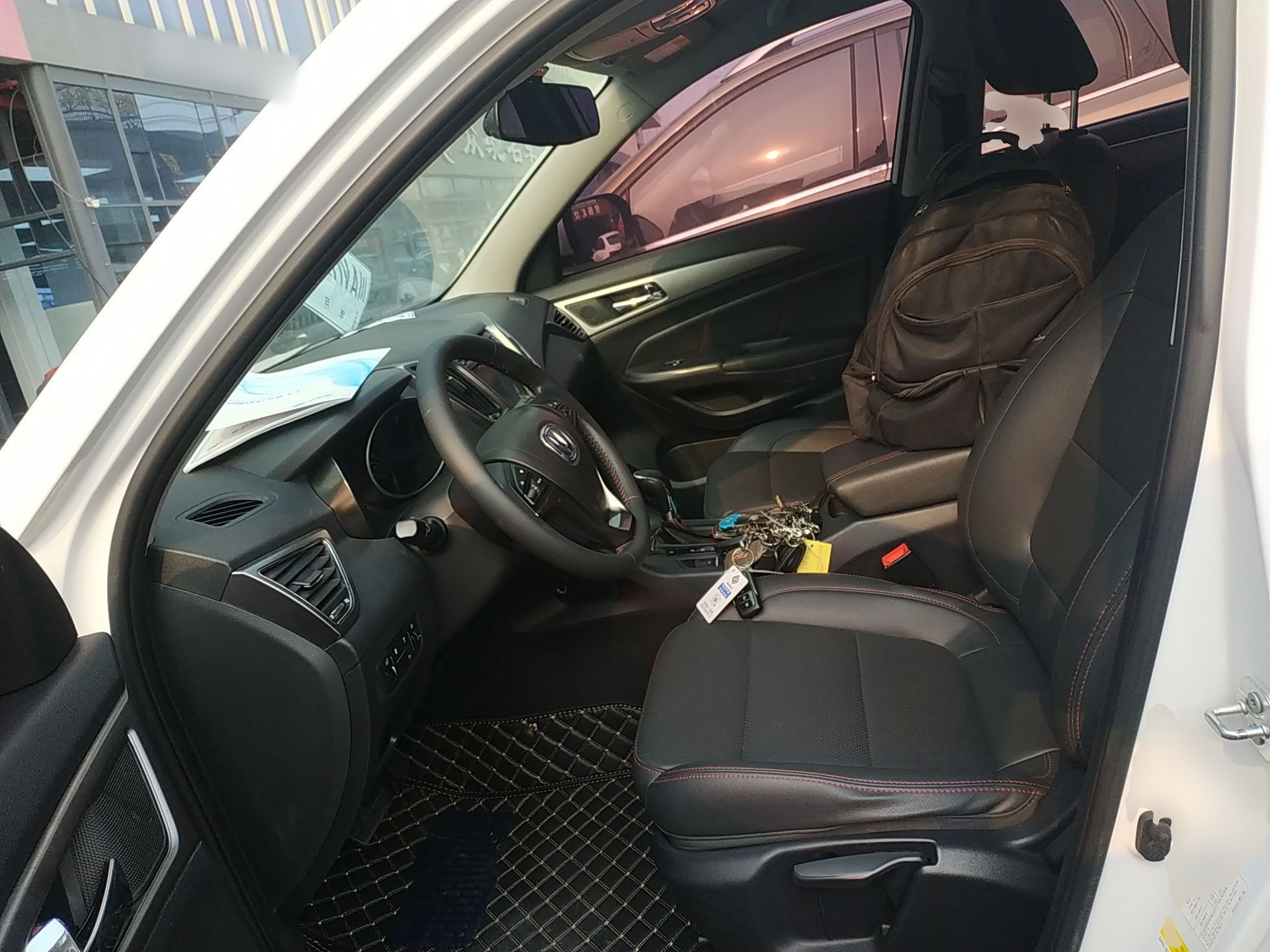 المقاعد الأمامية داخل السيارة