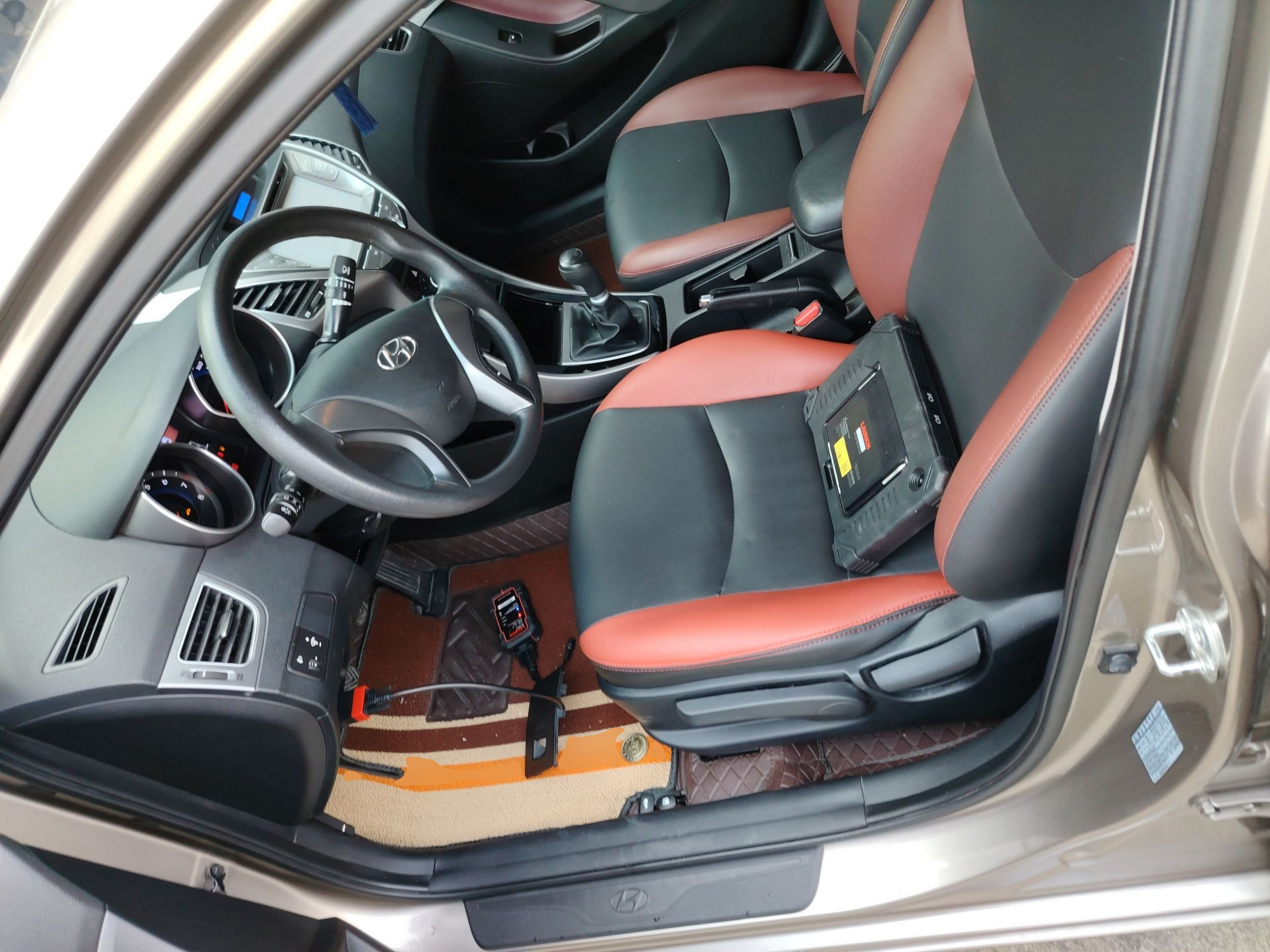 المقاعد الأمامية داخل السيارة