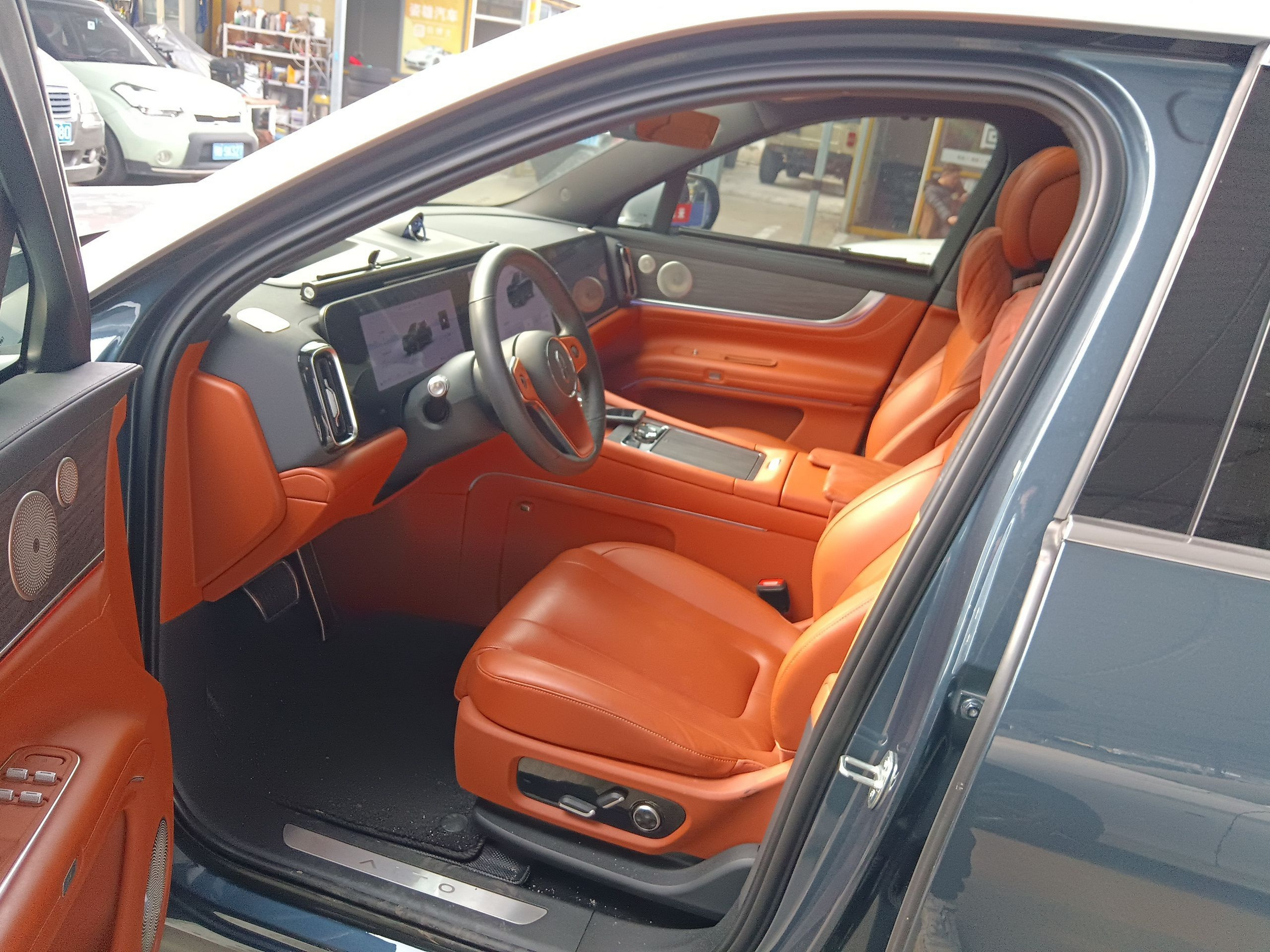 Переднее сиденье в автомобиле