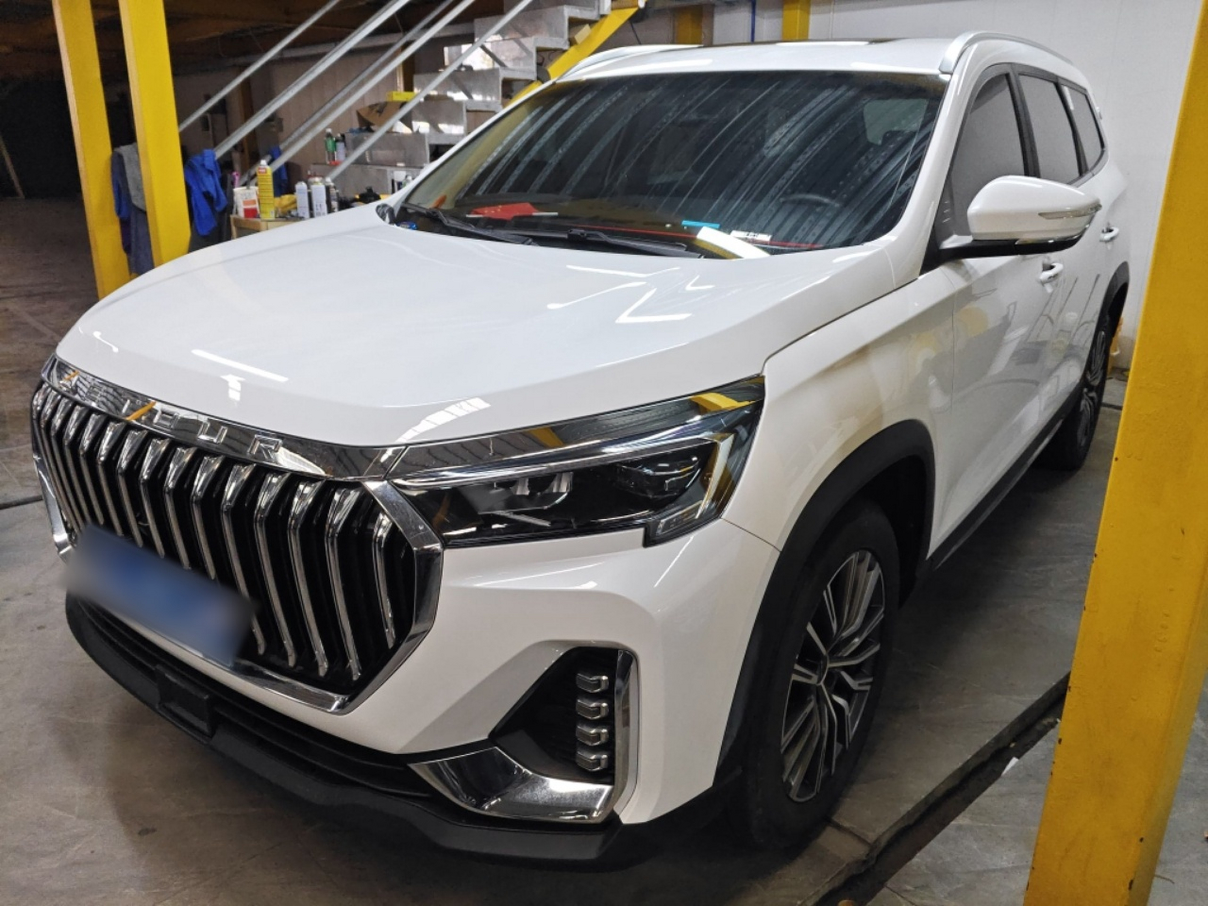 Под передней частью автомобиля