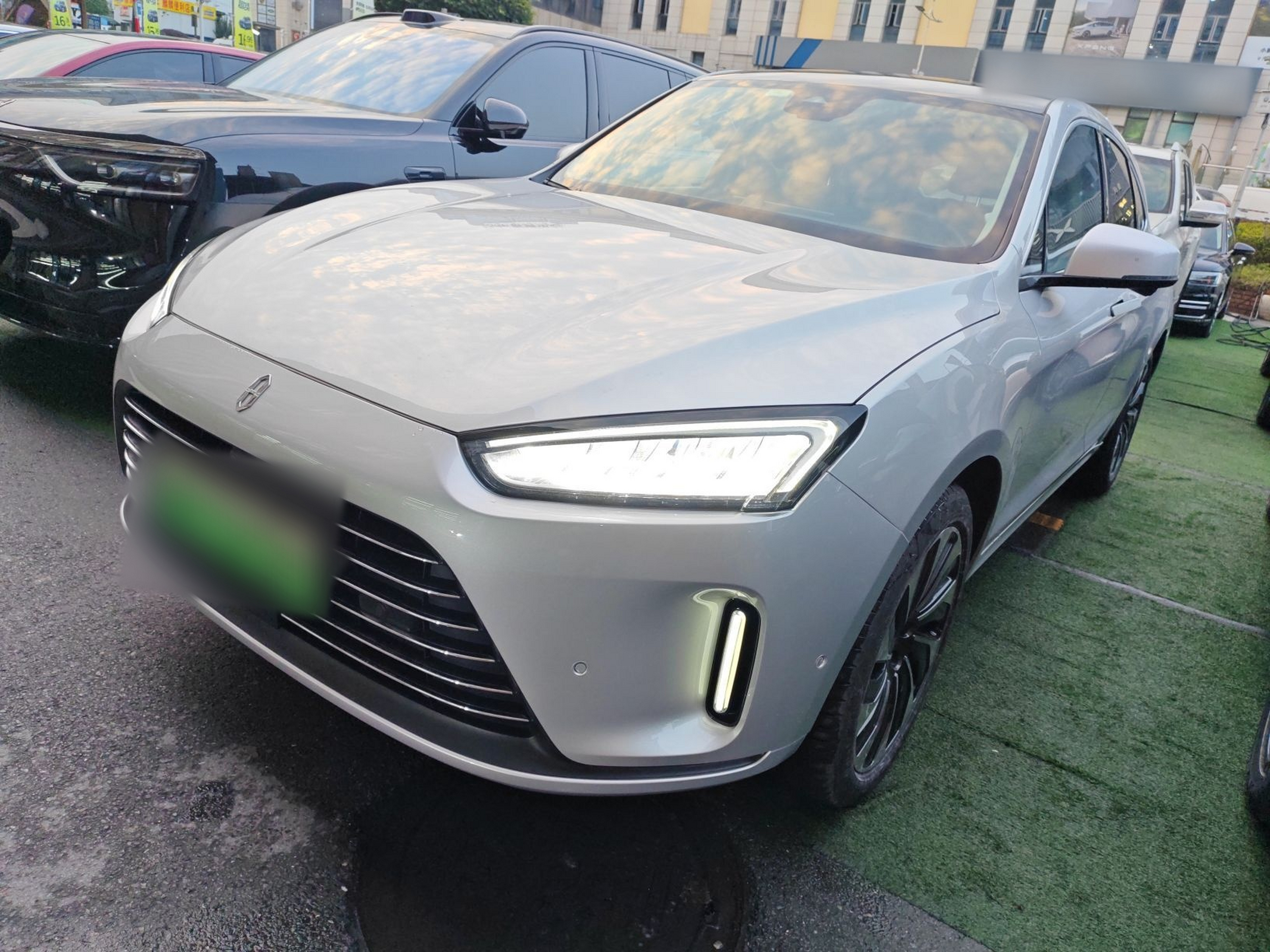 Под передней частью автомобиля