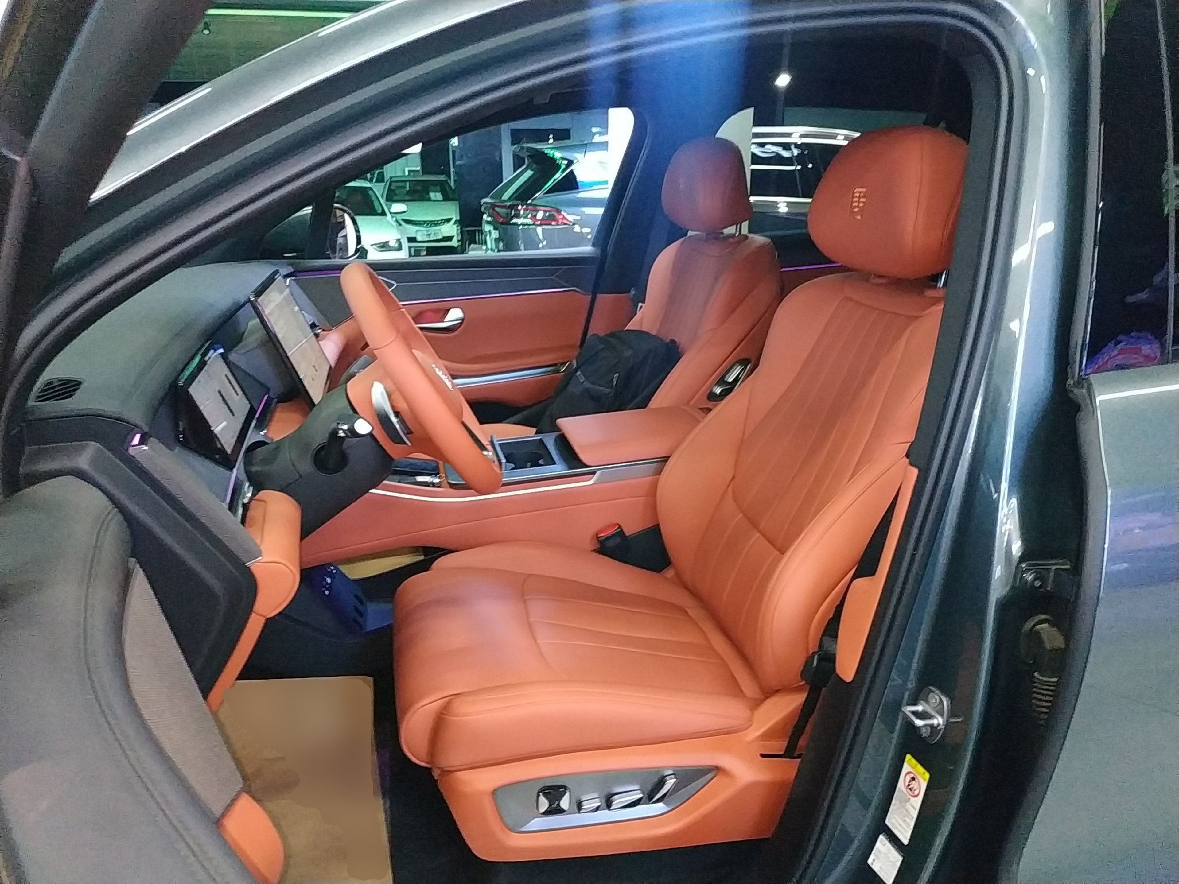 المقاعد الأمامية داخل السيارة