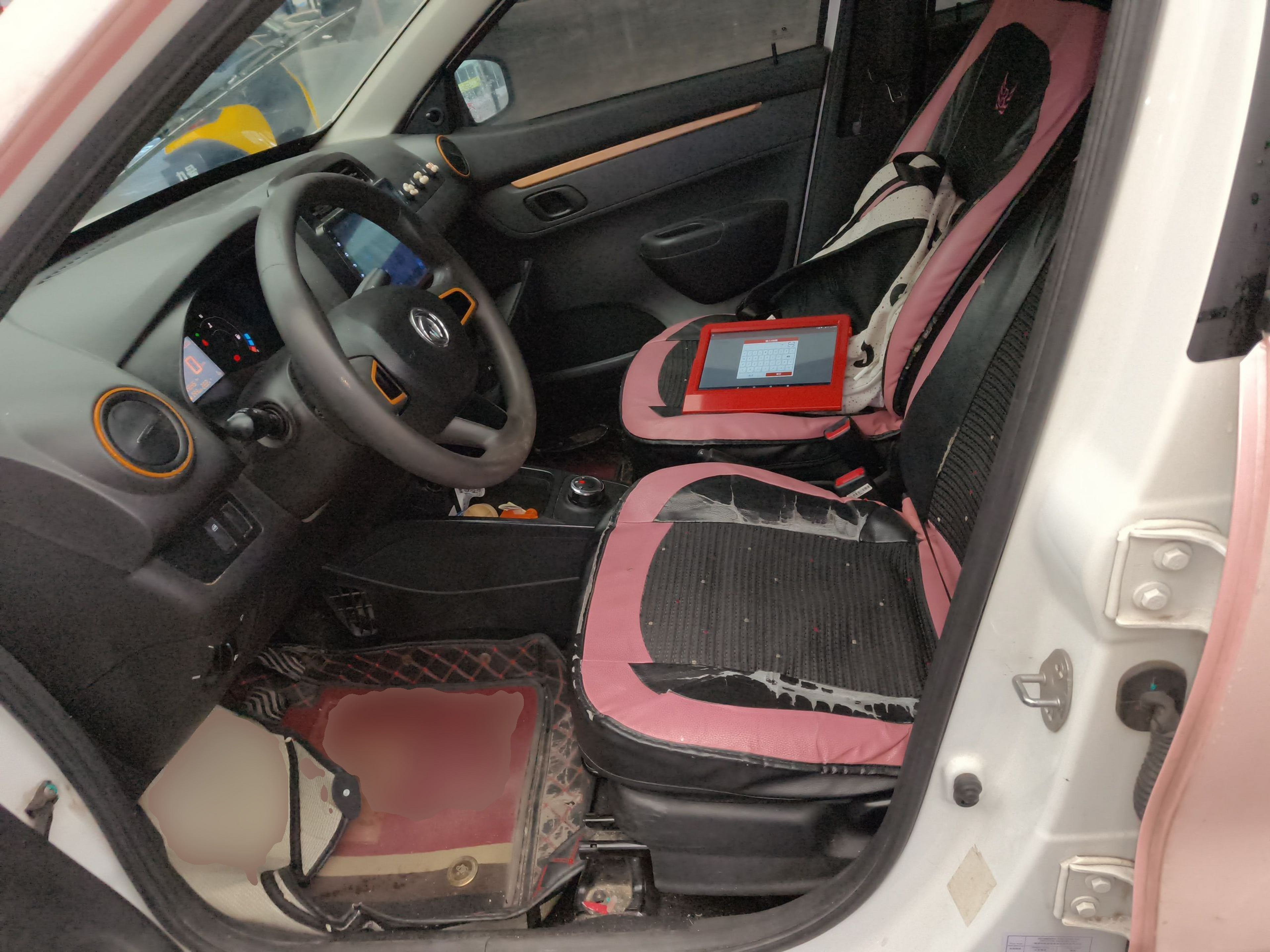 المقاعد الأمامية داخل السيارة