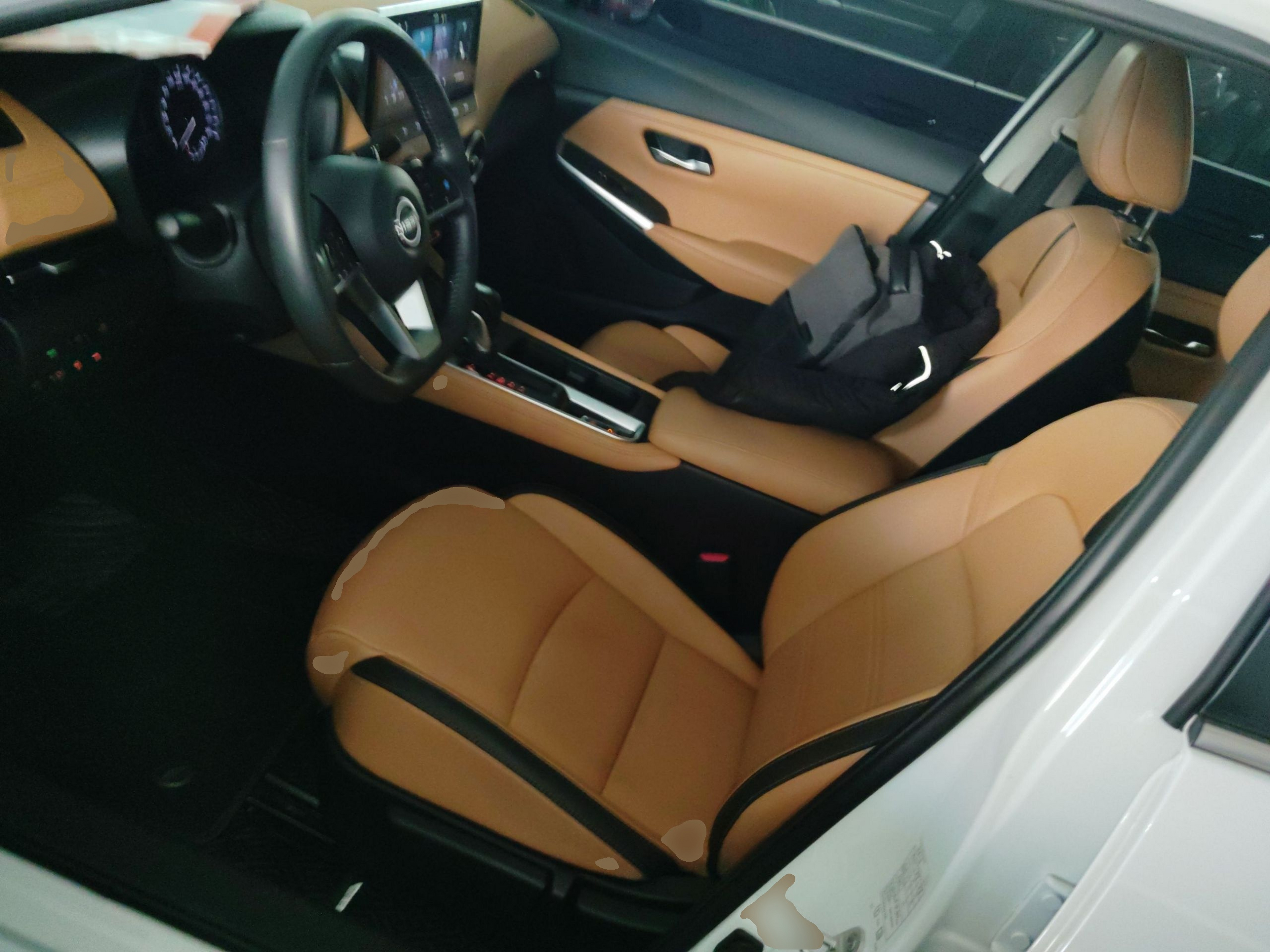 المقاعد الأمامية داخل السيارة