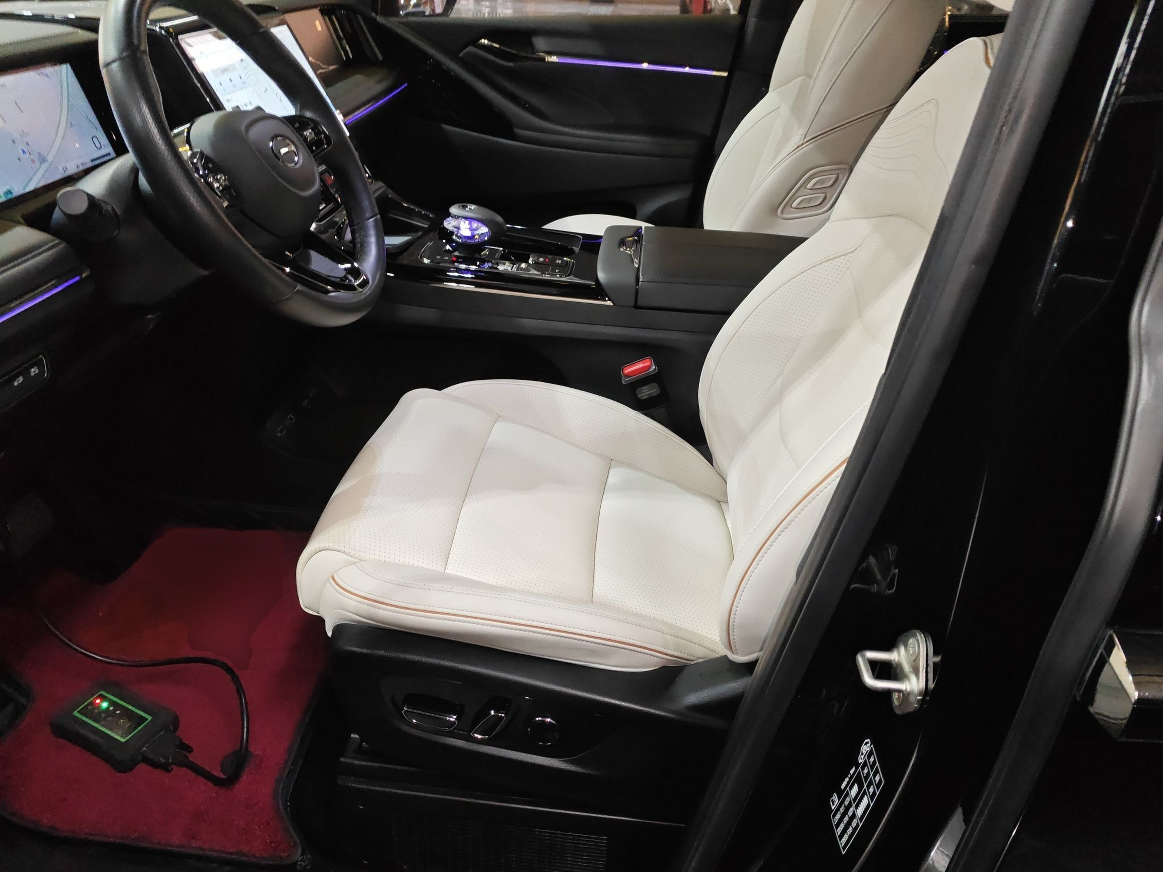 المقاعد الأمامية داخل السيارة