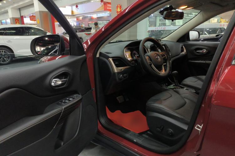 Used  Cherokee 2016 2.4L Leading Smart Version
