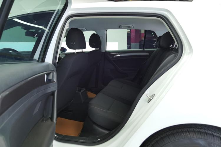 Used Volkswagen Golf 2016 1.6L Automatic Fashion Model
