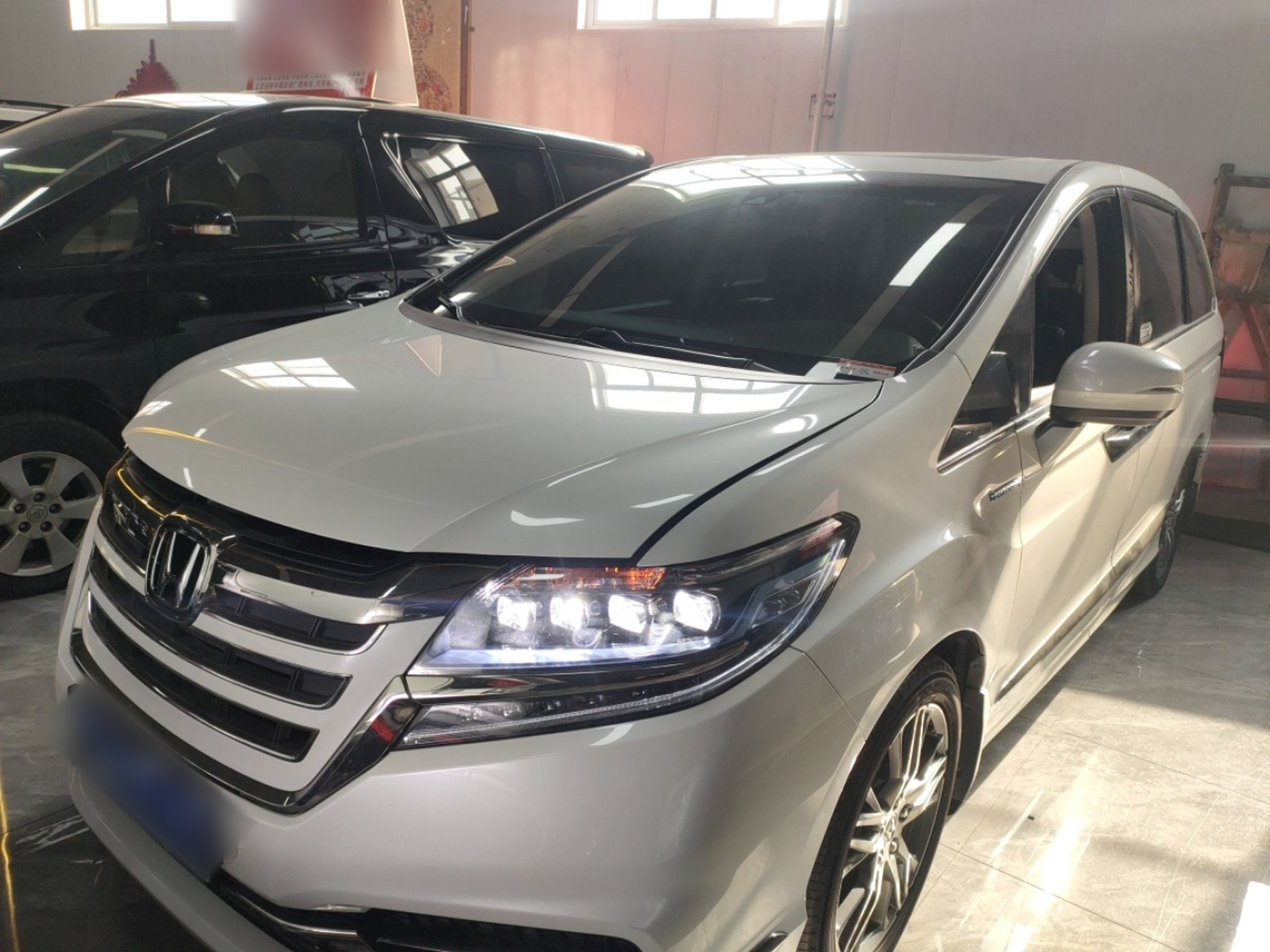 تحت مقدمة السيارة