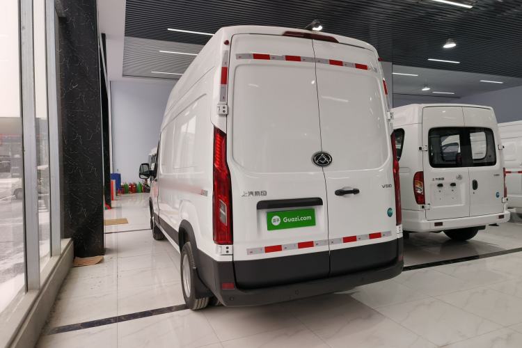 Used SAIC MAXUS Xintu V90 2024 Zhiyun 2.0T Manual Rear-Drive Extended-Wheelbase Ultra-High-Roof Model with Dual Rear Tires and 3 Seats
