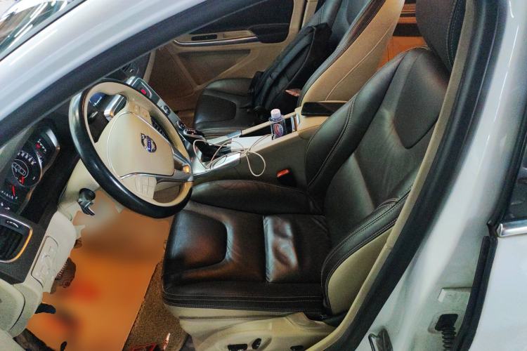 Used Volvo S60 2015 S60L 2.0T Zhiyuan Edition
