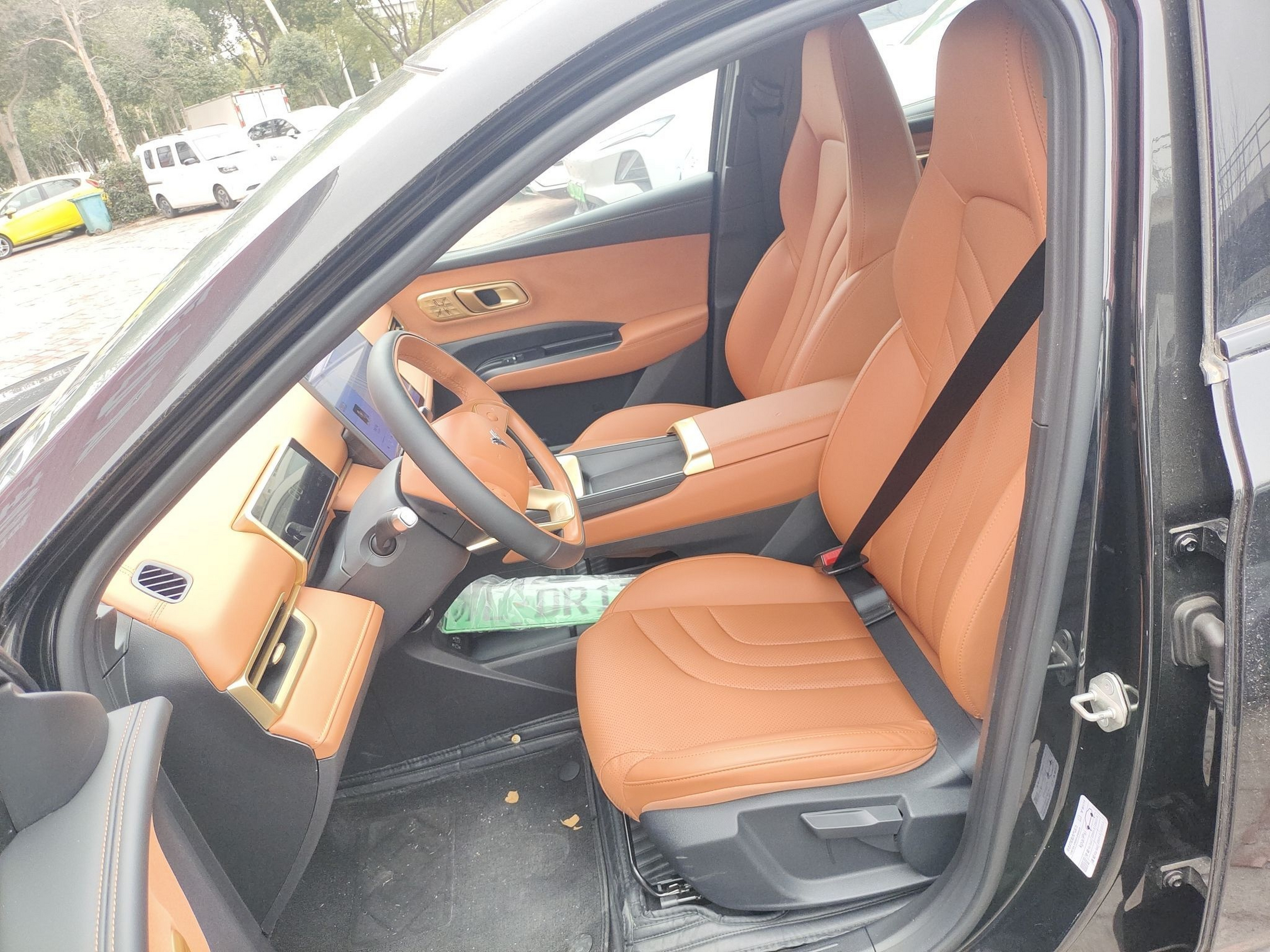 المقاعد الأمامية داخل السيارة