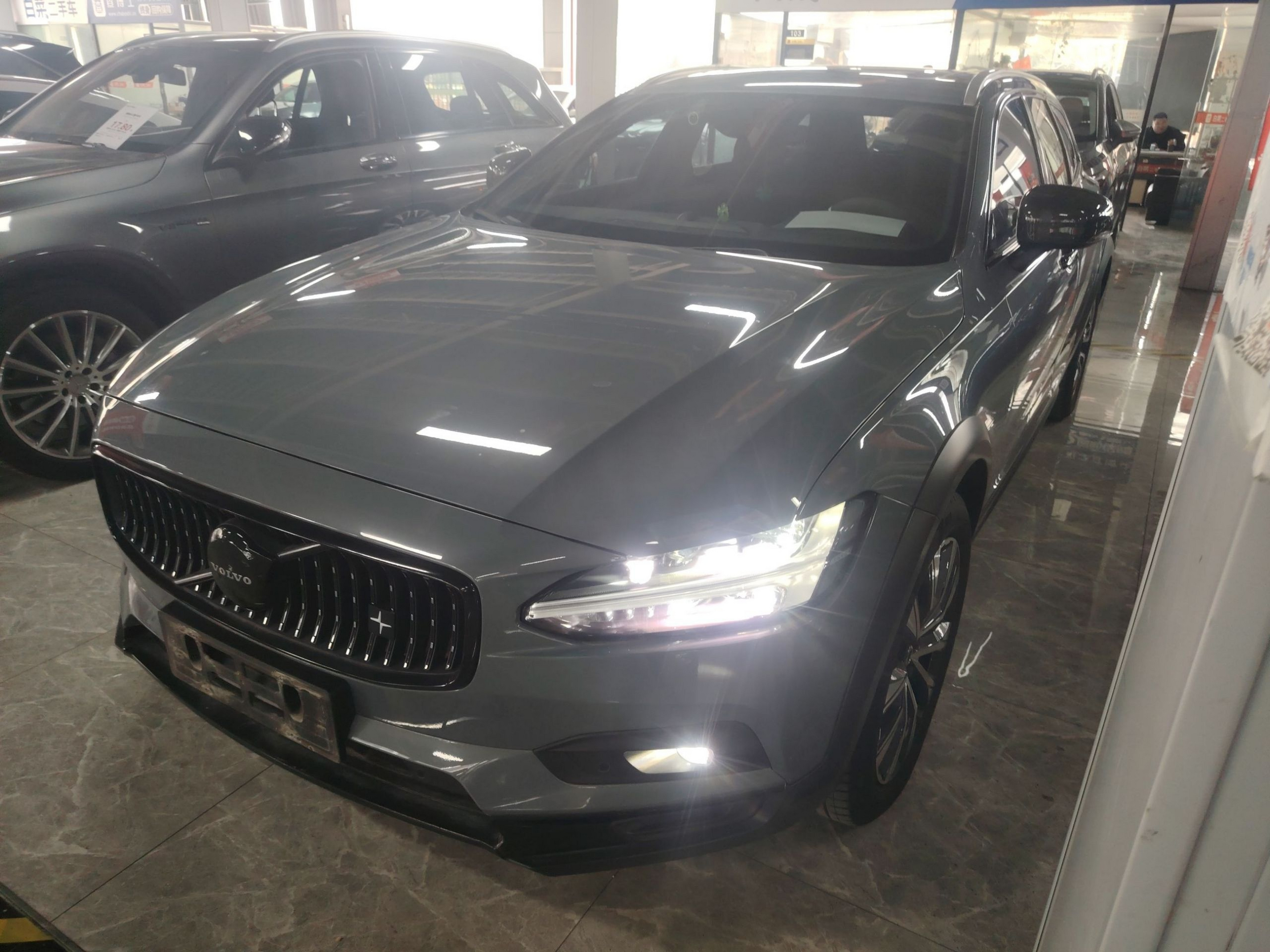 Под передней частью автомобиля