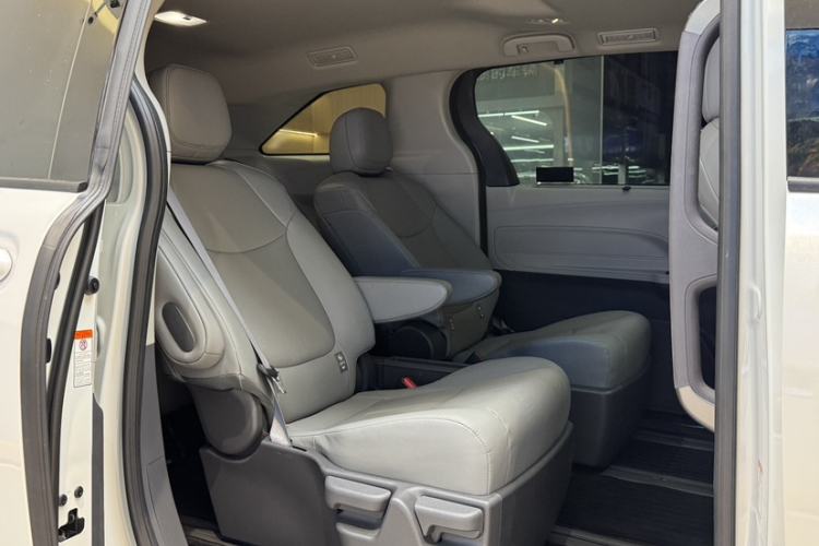 Used Toyota Granvia 2024 2.5L Hybrid Comfort Edition
