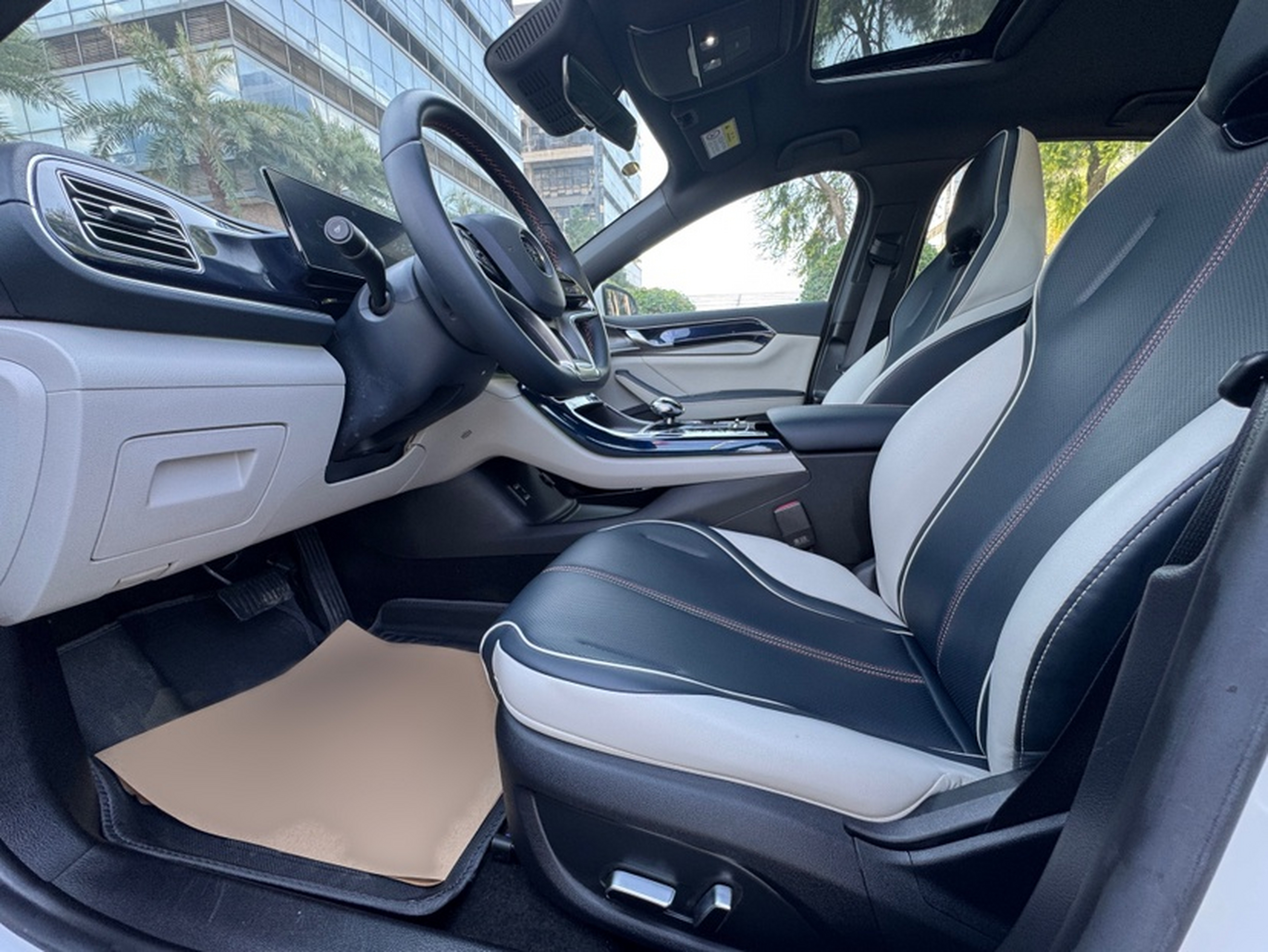 المقاعد الأمامية داخل السيارة