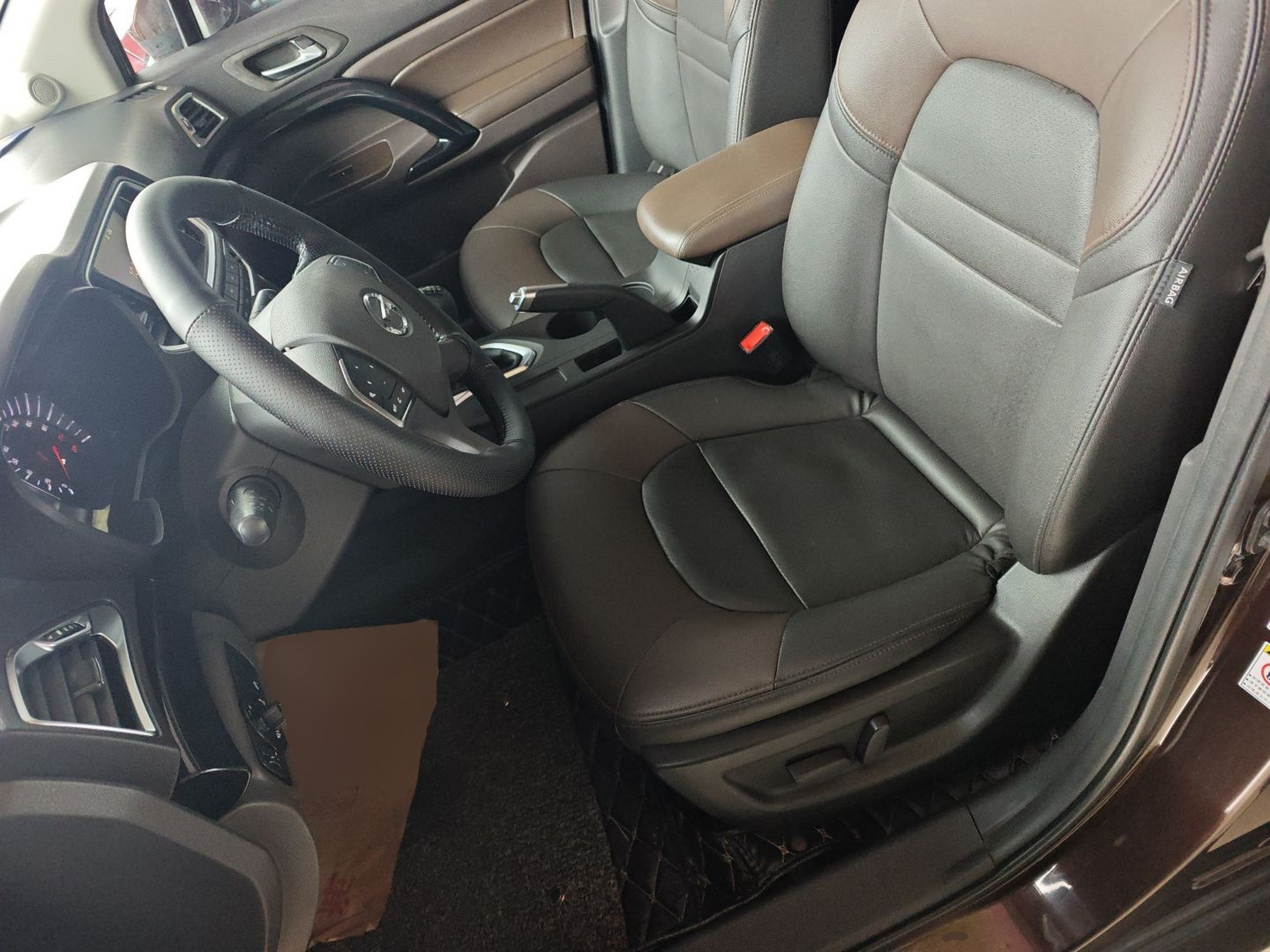 Переднее сиденье в автомобиле