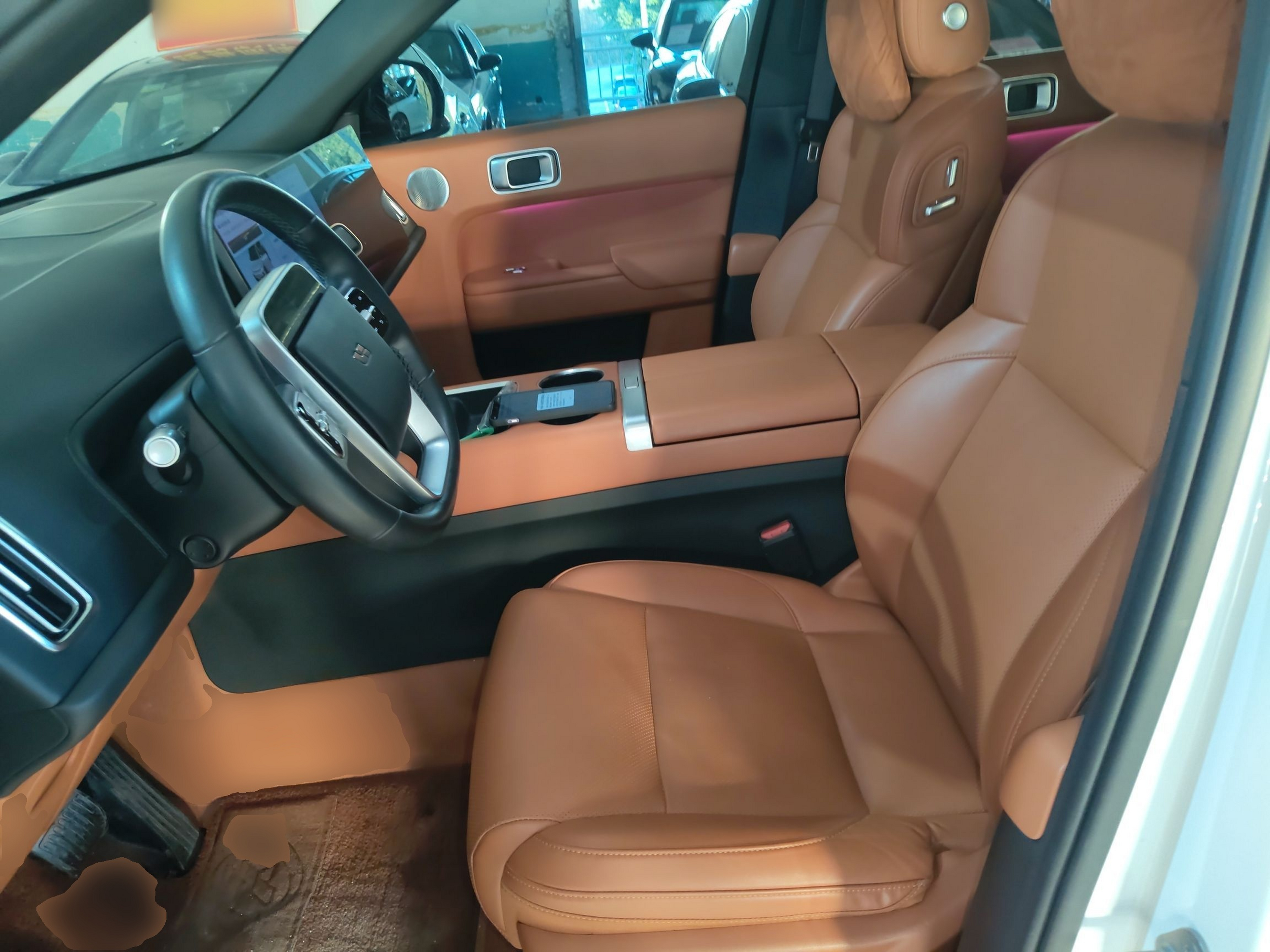 المقاعد الأمامية داخل السيارة