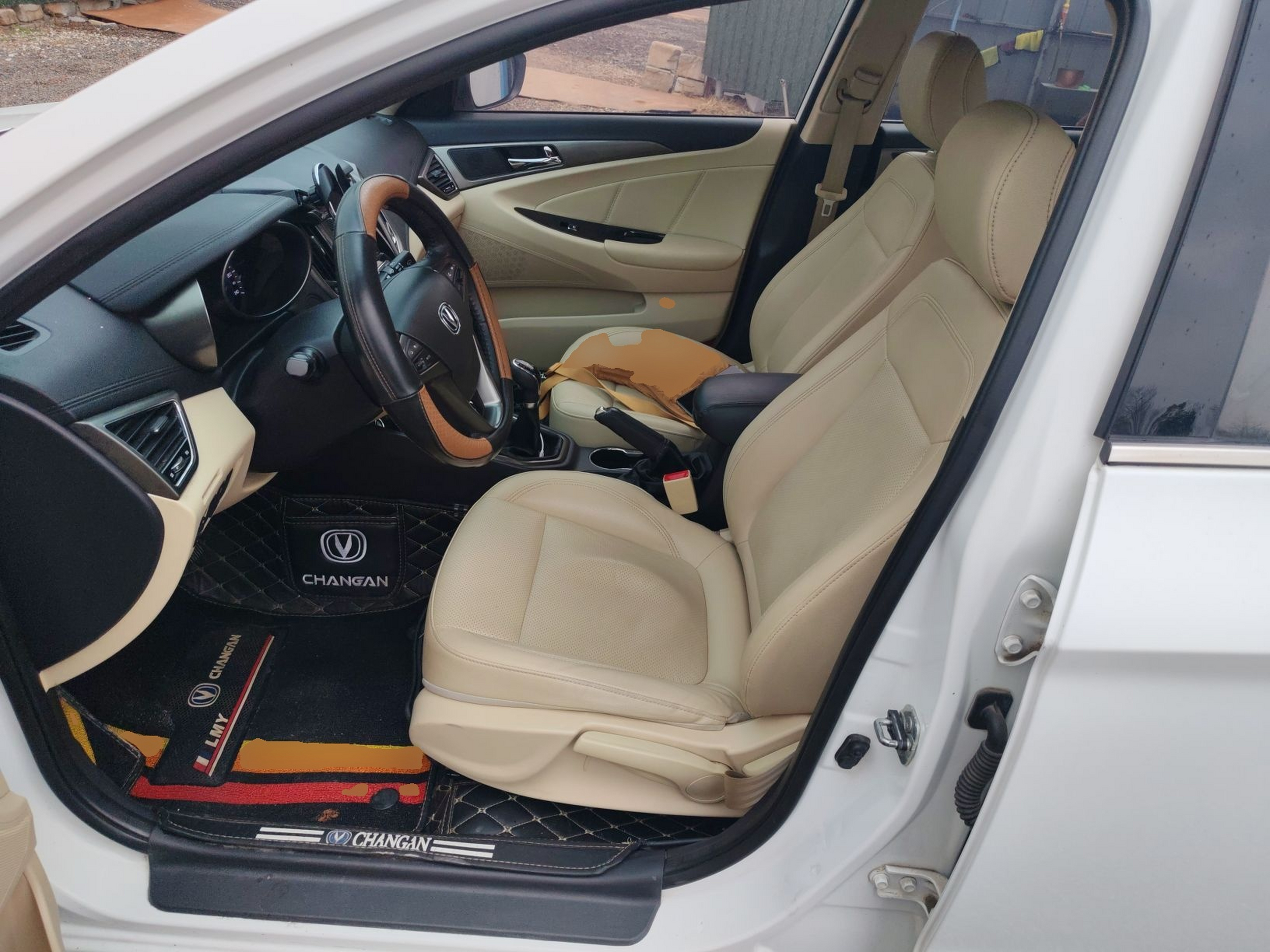 Переднее сиденье в автомобиле