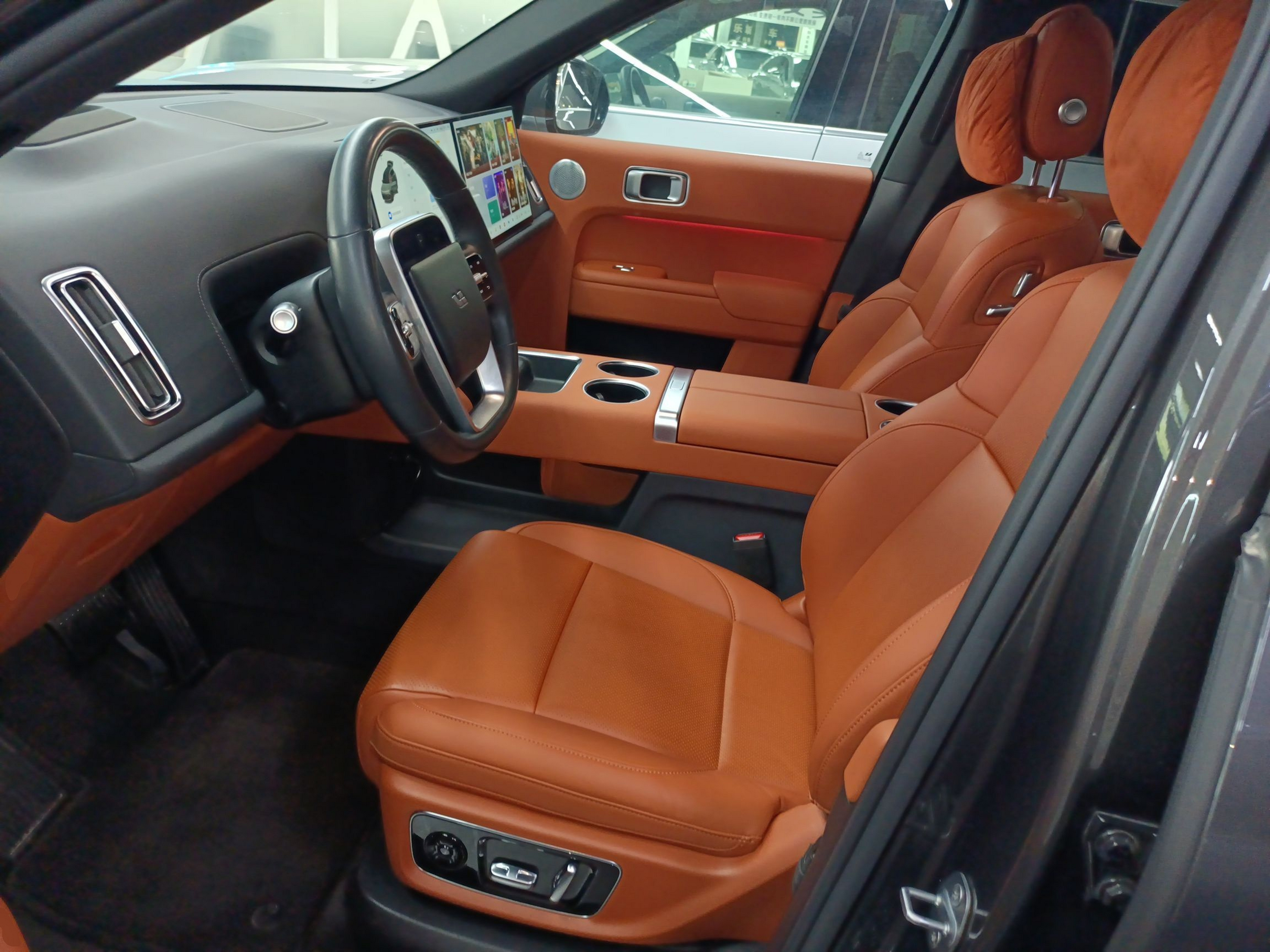 المقاعد الأمامية داخل السيارة