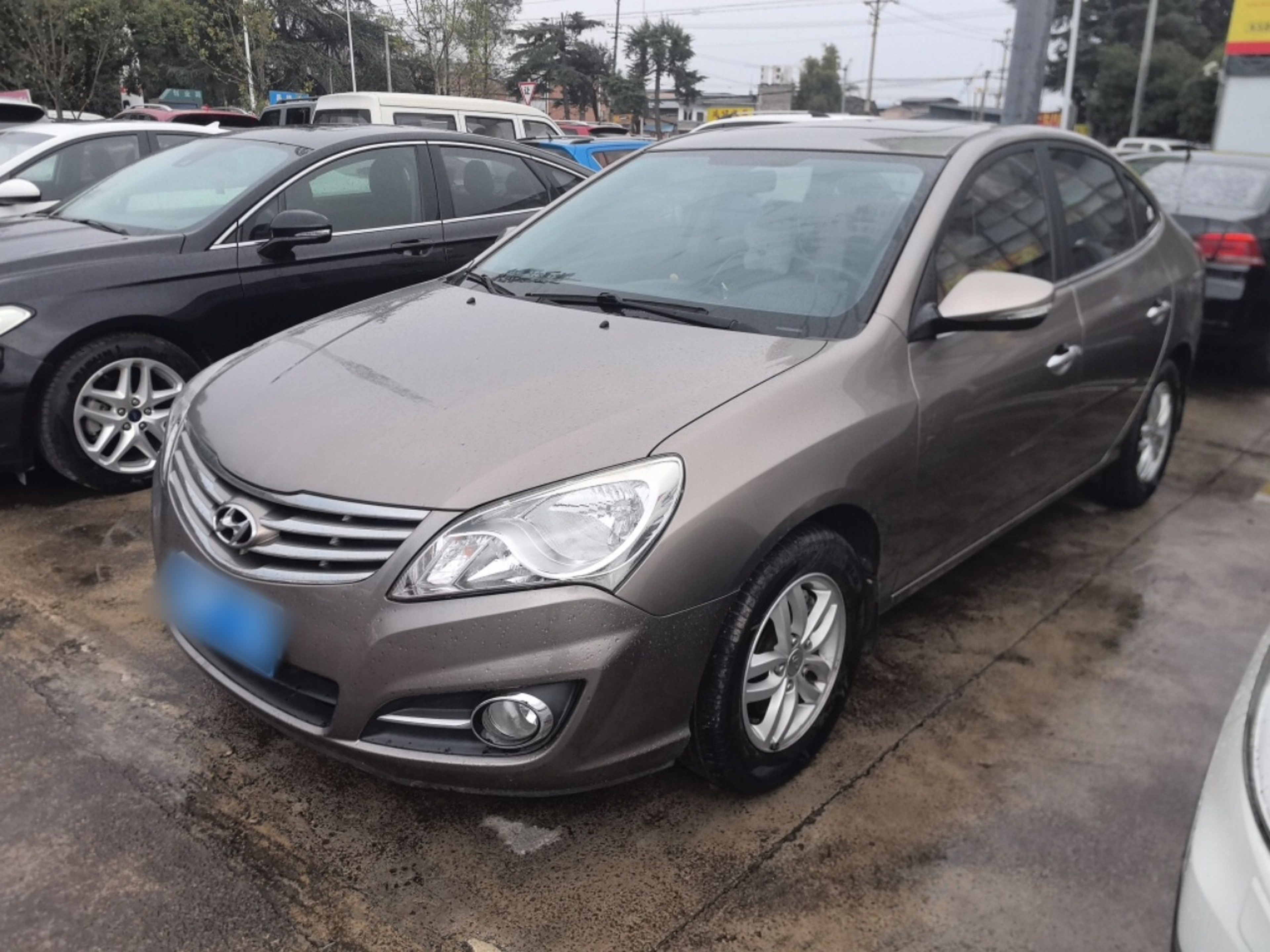 تحت مقدمة السيارة