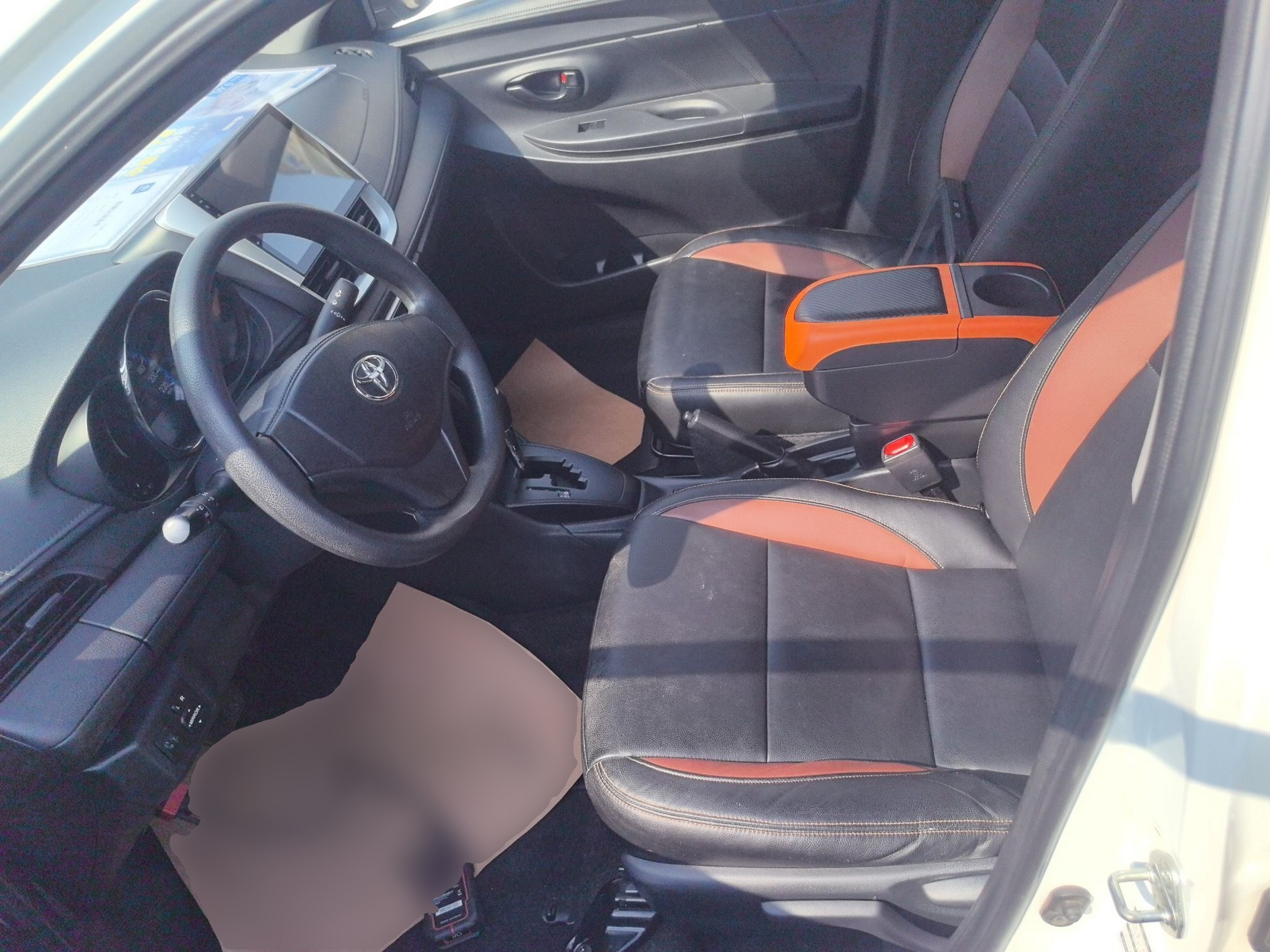 المقاعد الأمامية داخل السيارة