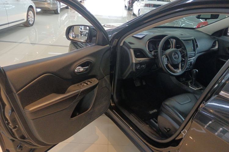 Used  Cherokee 2016 2.0L Superior Edition
