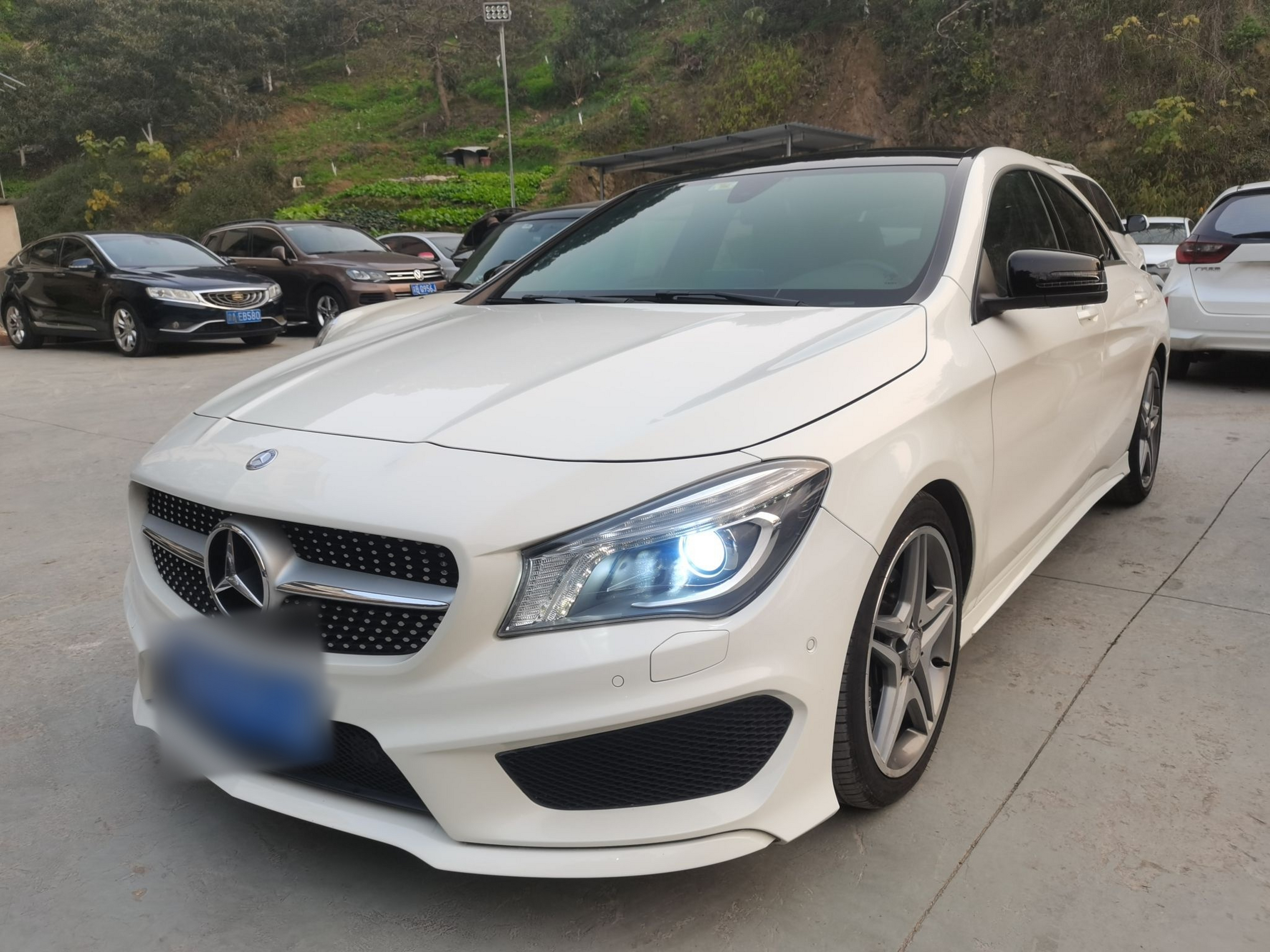 تحت مقدمة السيارة