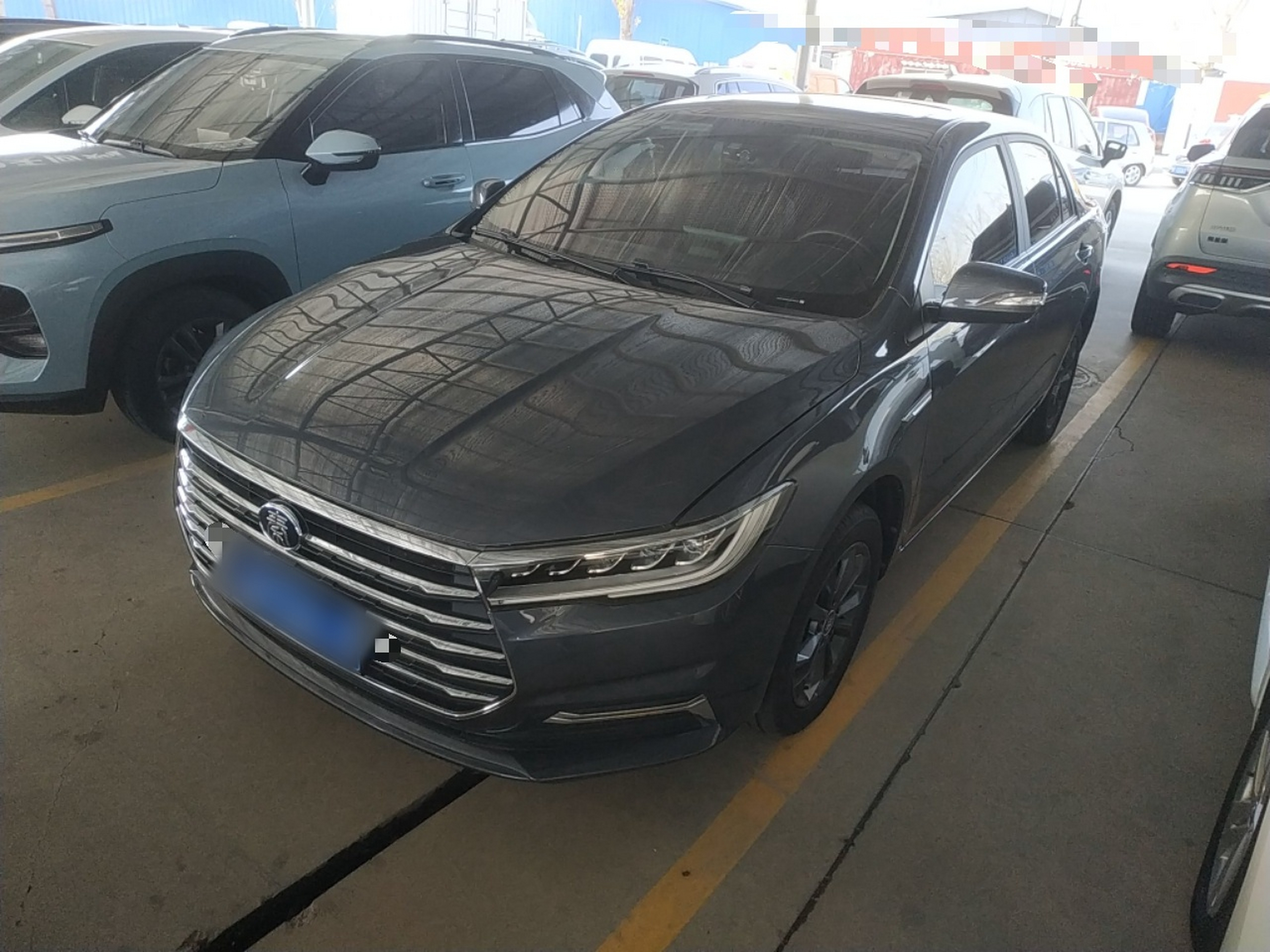 Под передней частью автомобиля