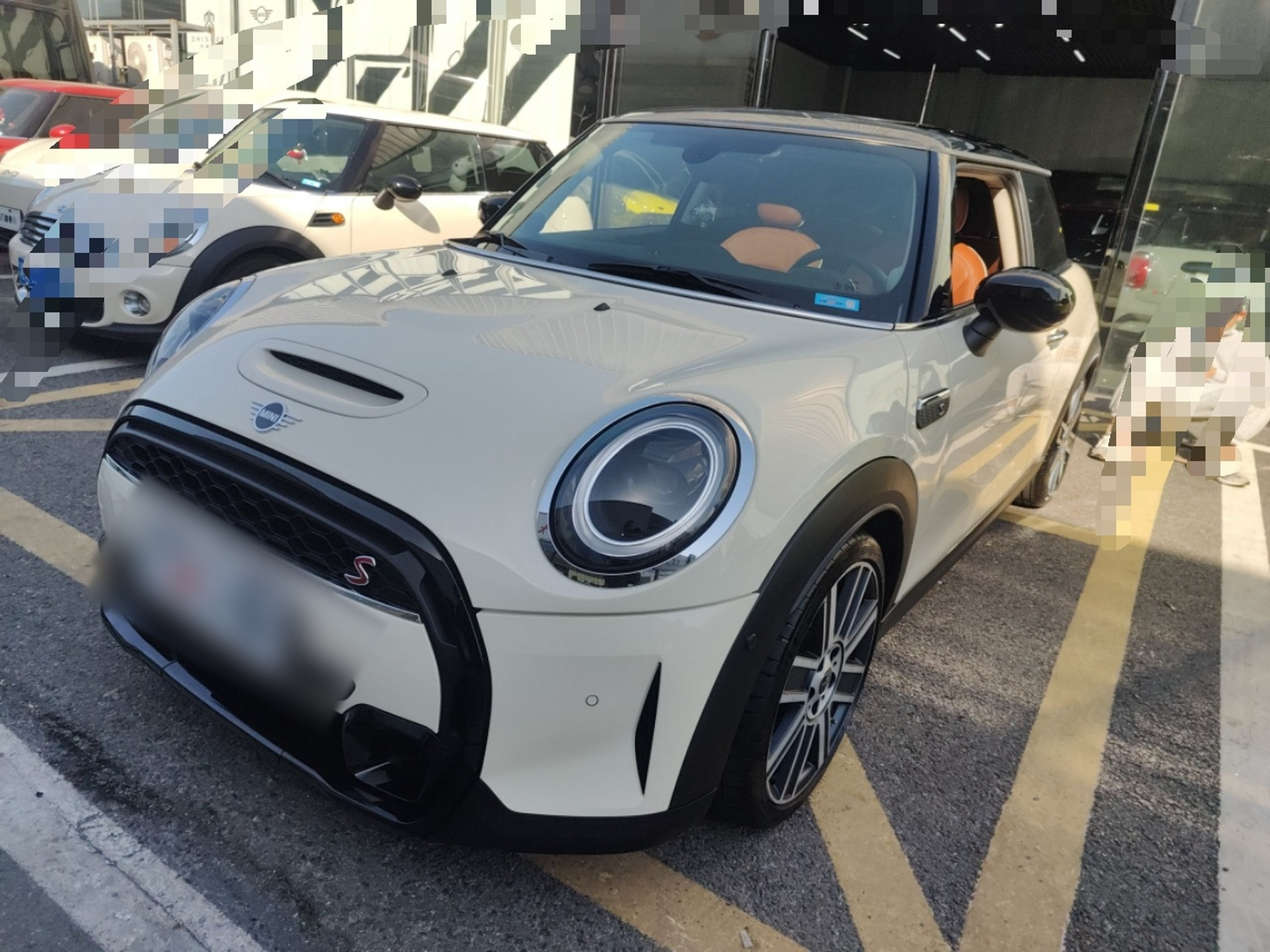 تحت مقدمة السيارة