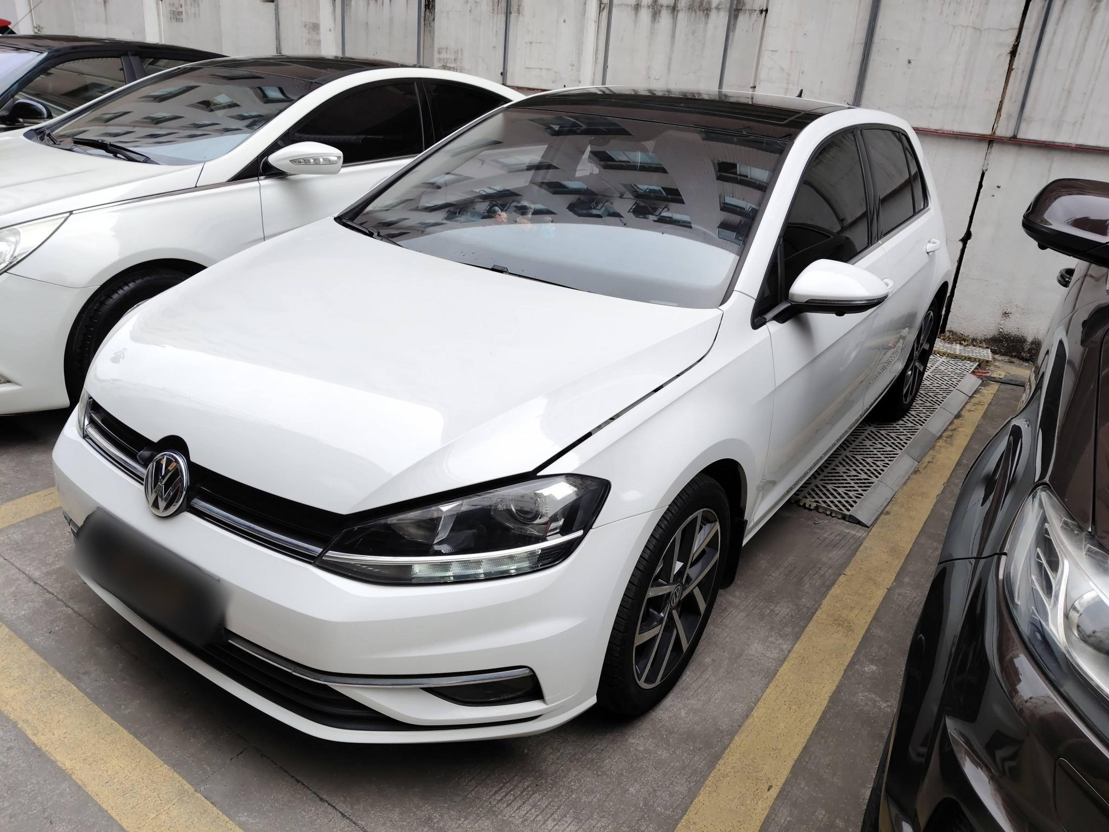 تحت مقدمة السيارة