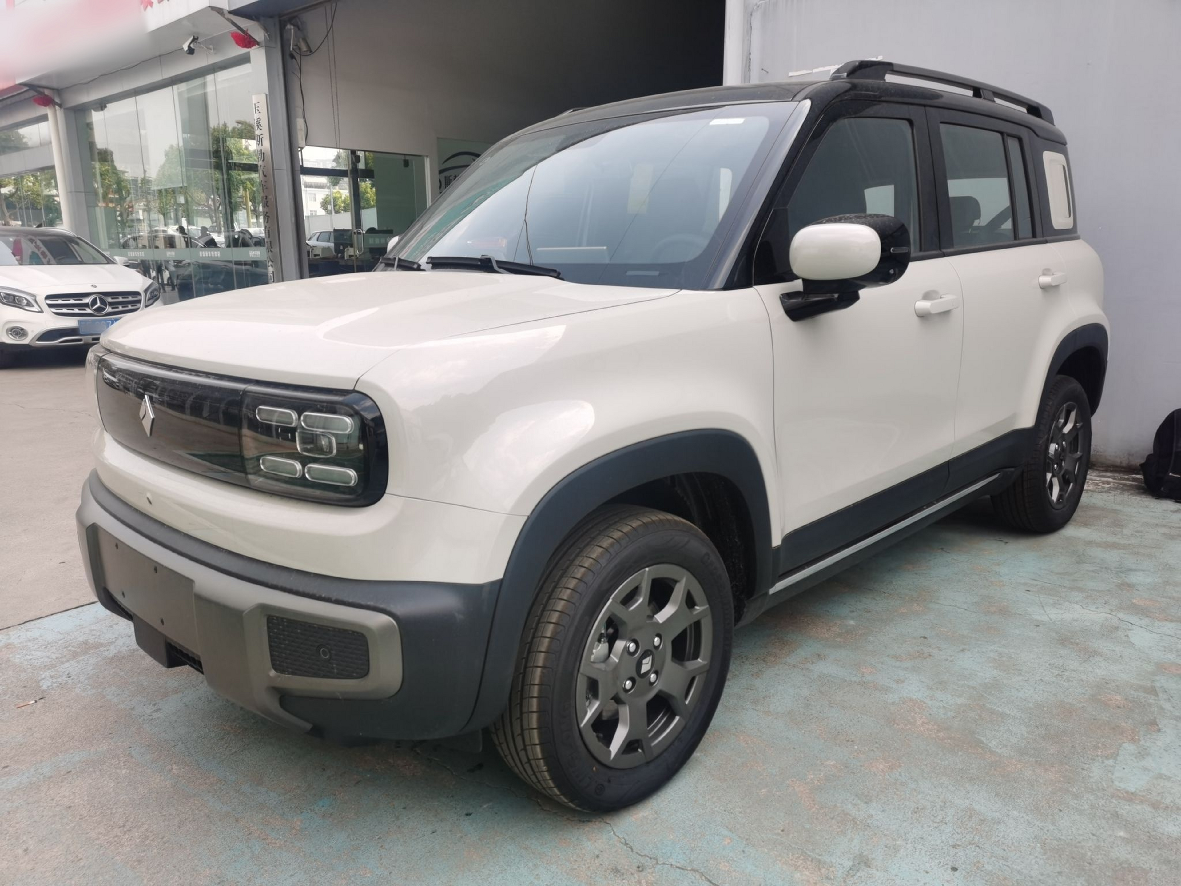 تحت مقدمة السيارة