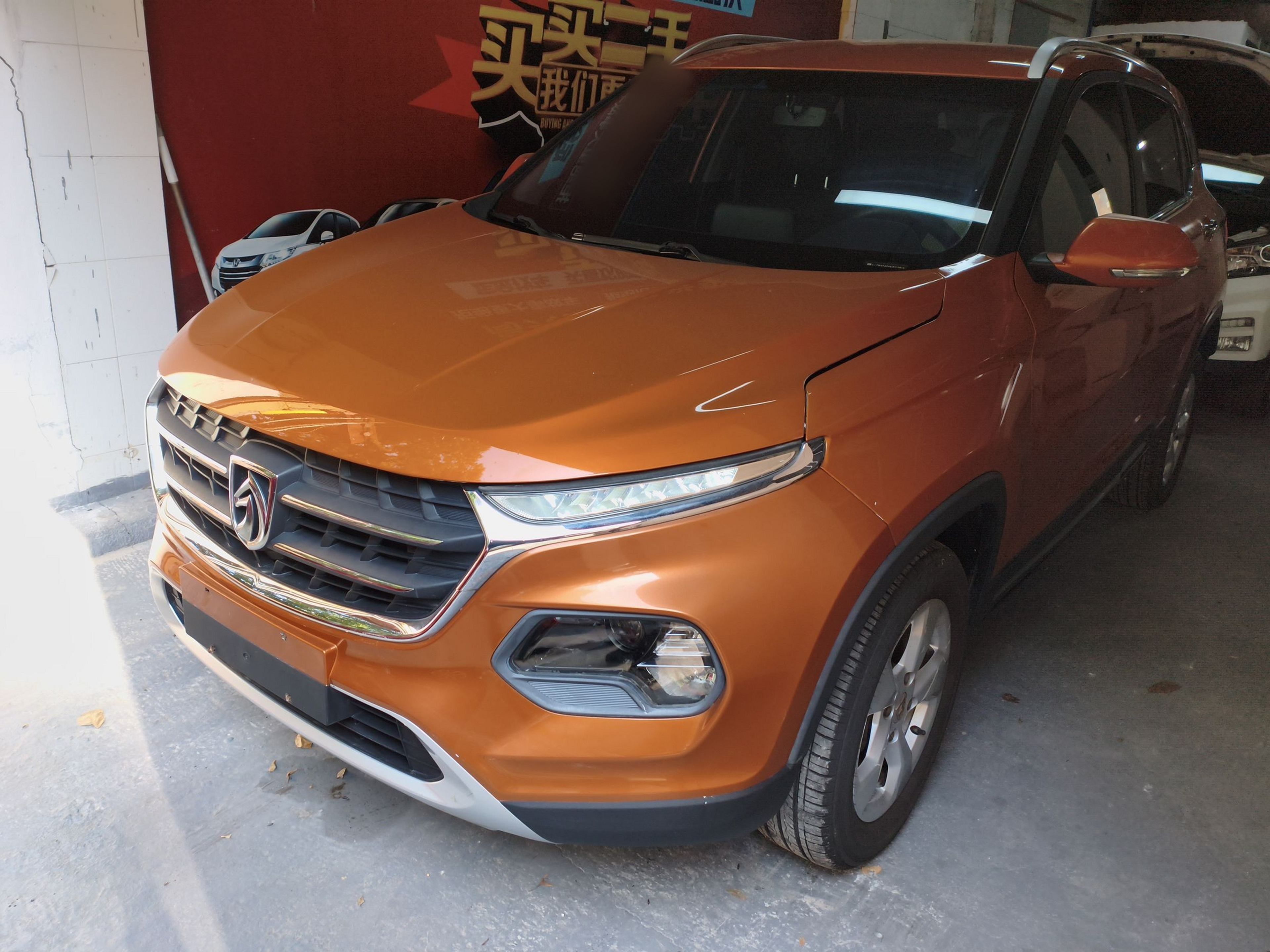 Под передней частью автомобиля