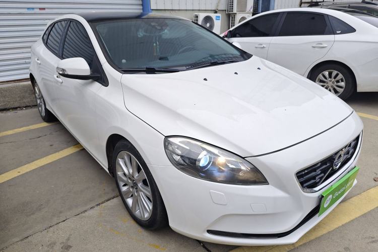 Used Volvo V40 2015 1.6T Zhiyi Edition
