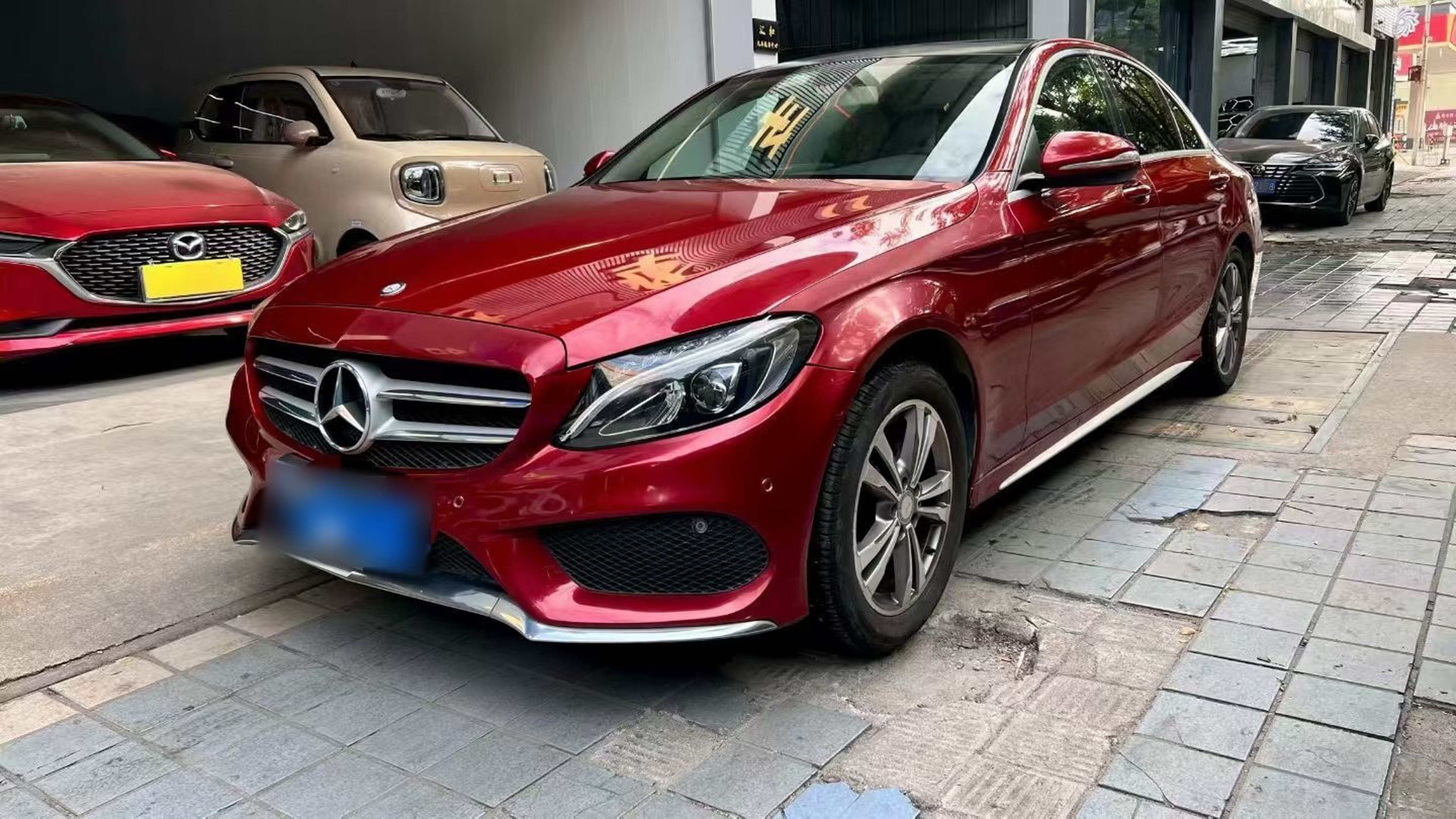 تحت مقدمة السيارة