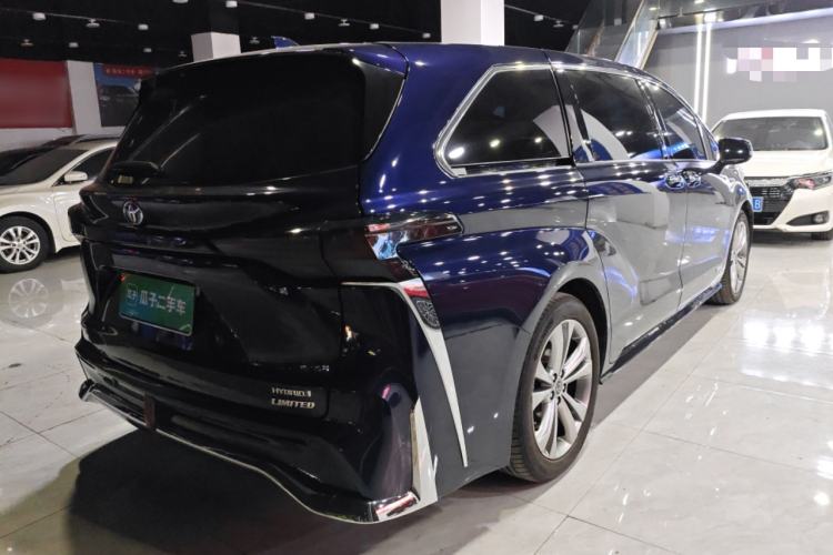 Used Toyota Sienna 2023 2.5L Hybrid Deluxe Edition