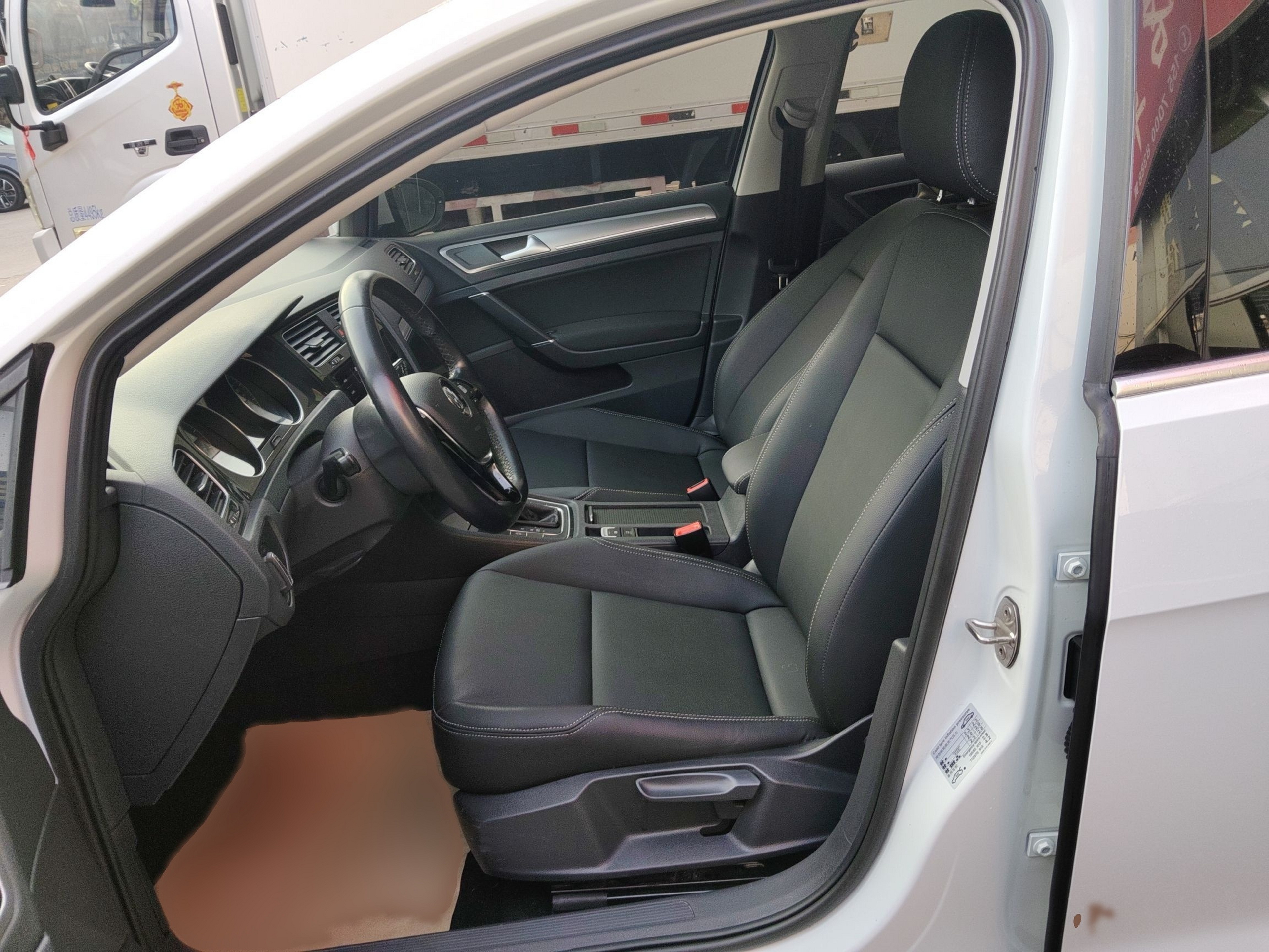 Переднее сиденье в автомобиле