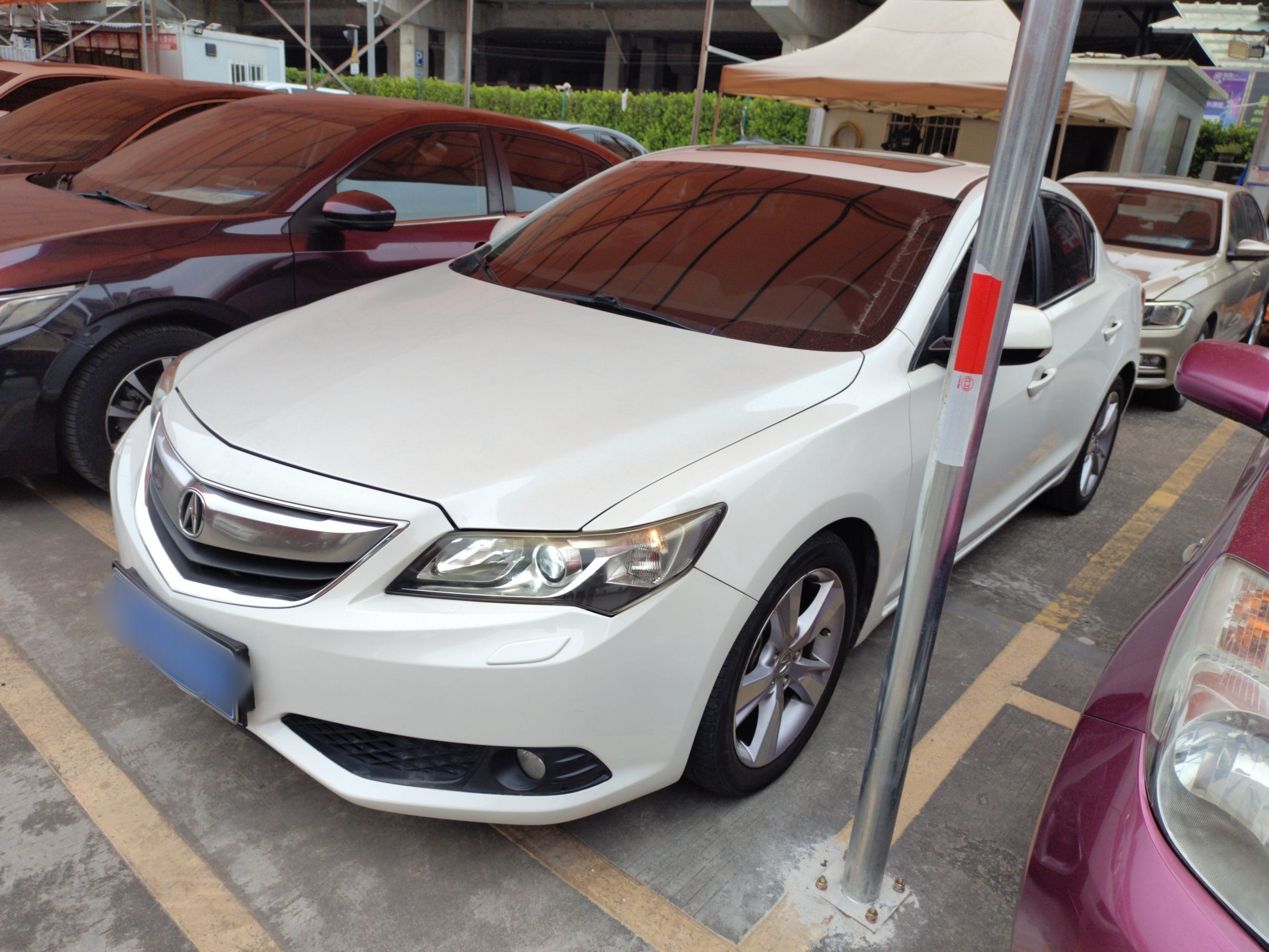 تحت مقدمة السيارة