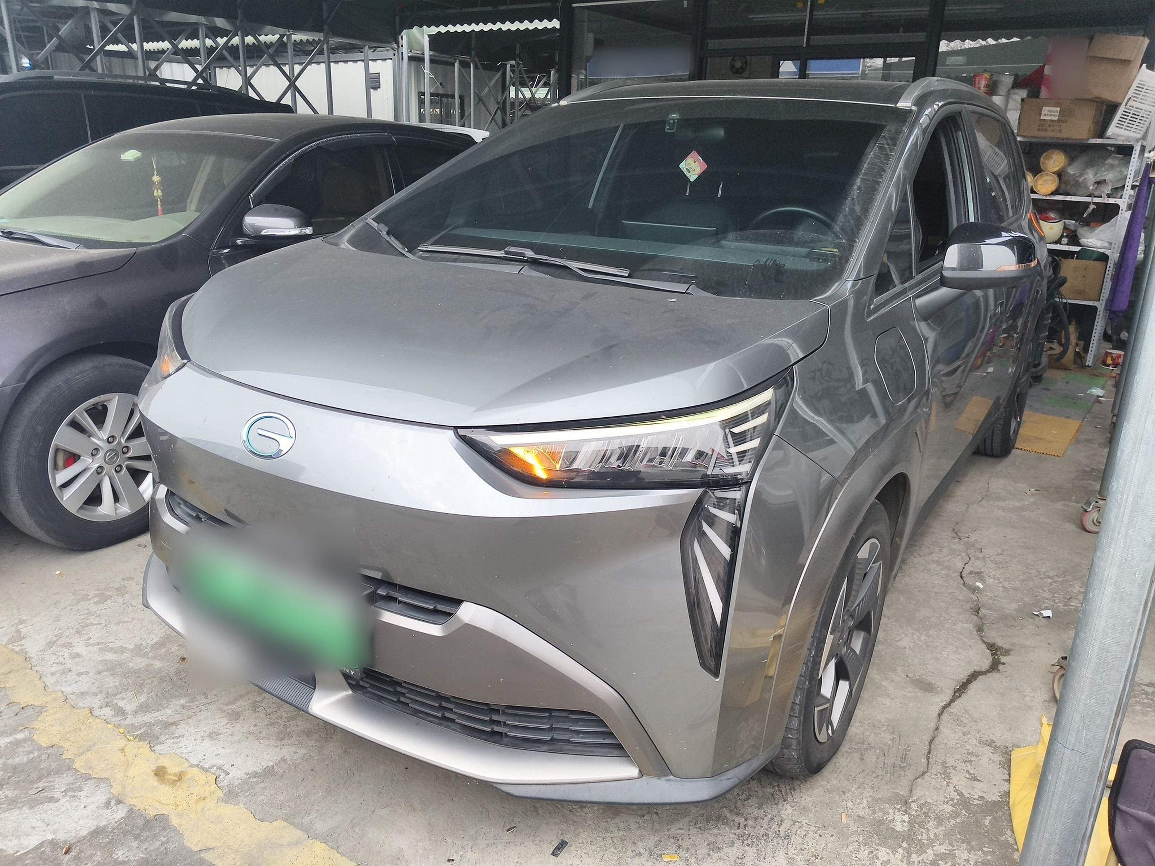 تحت مقدمة السيارة