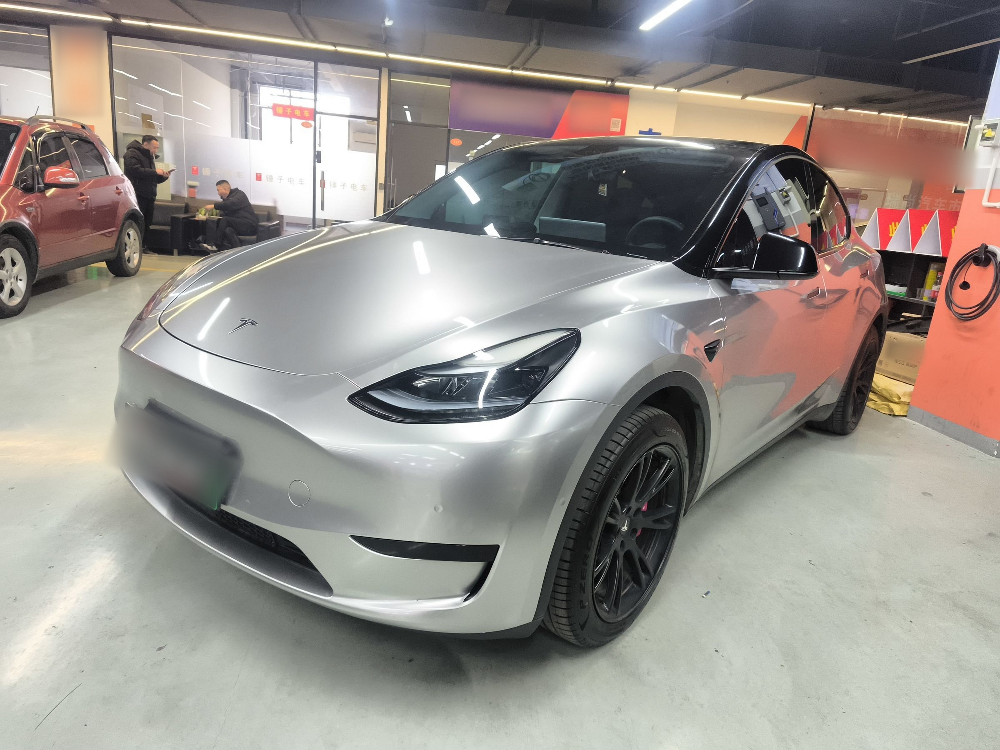 تحت مقدمة السيارة