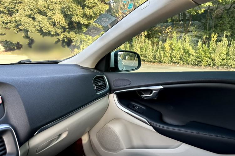 Used Volvo V40 2015 1.6T Zhiyi Edition