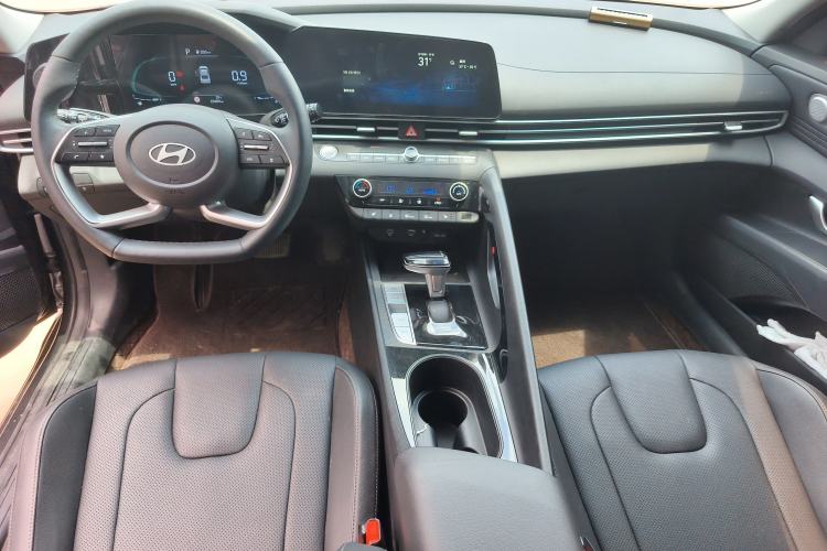 Used Hyundai Elantra 2023 1.5L CVT LUX Prestige Edition
