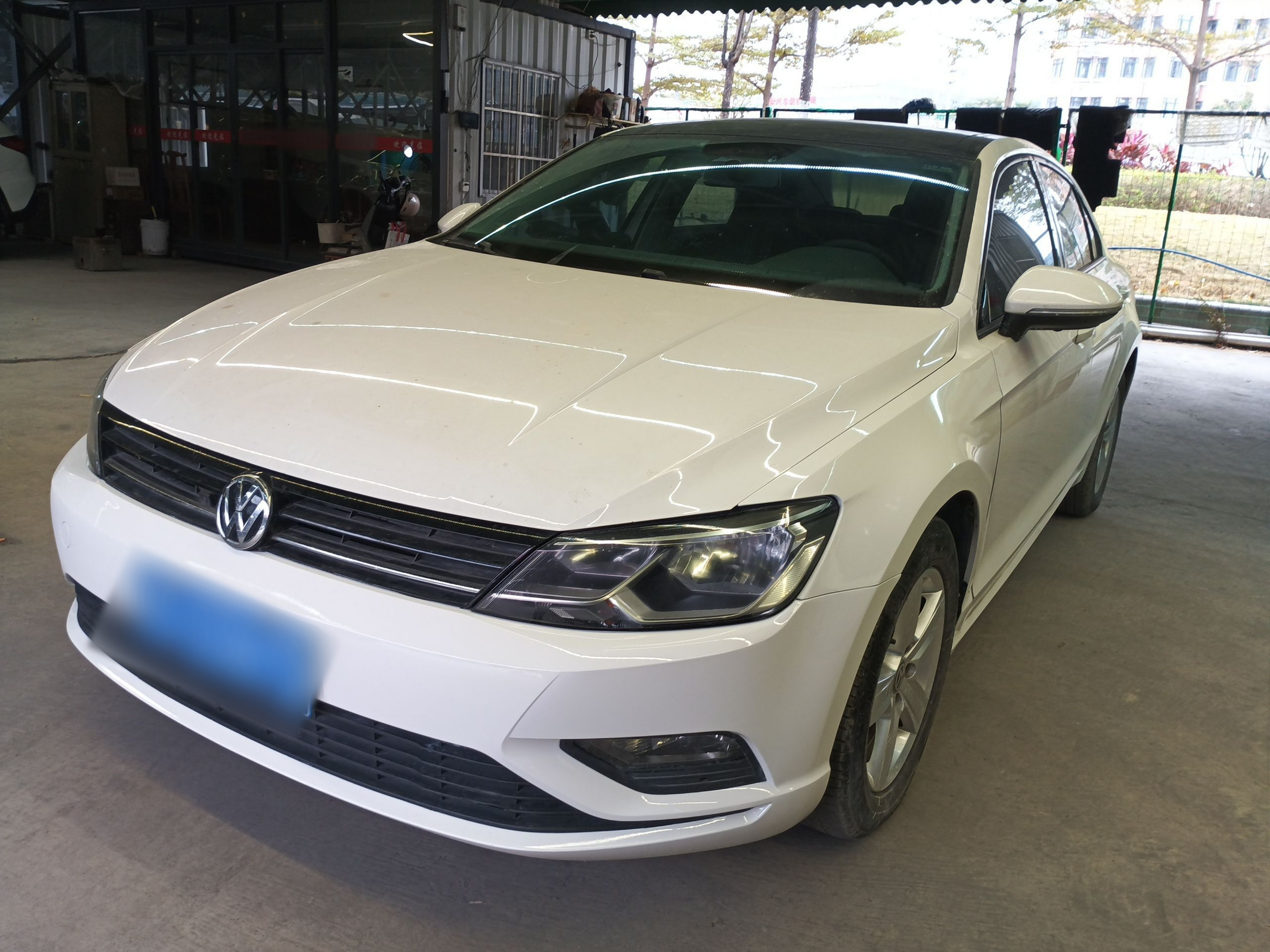 تحت مقدمة السيارة